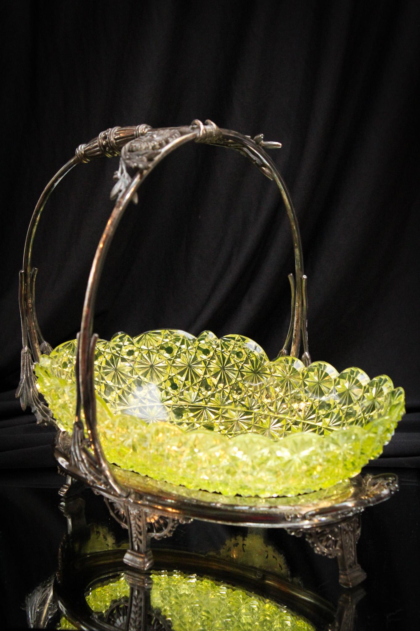 Hobb's Vaseline Daisy & Button Brides Bowl Rogers Silverplate (1 of 10)