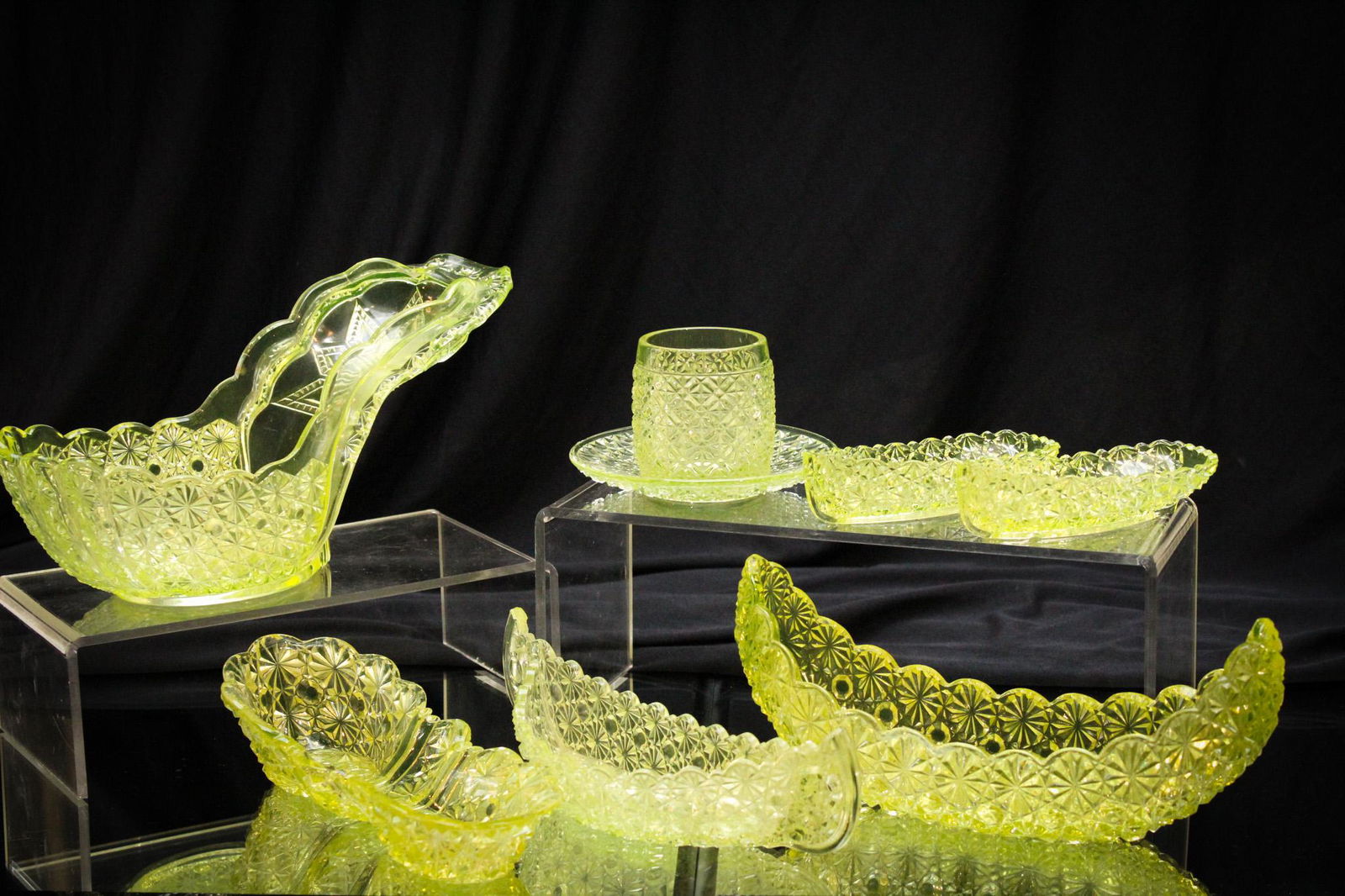 7 pc Lot Vaseline Daisy & Button Glass Novelty items (1 of 3)