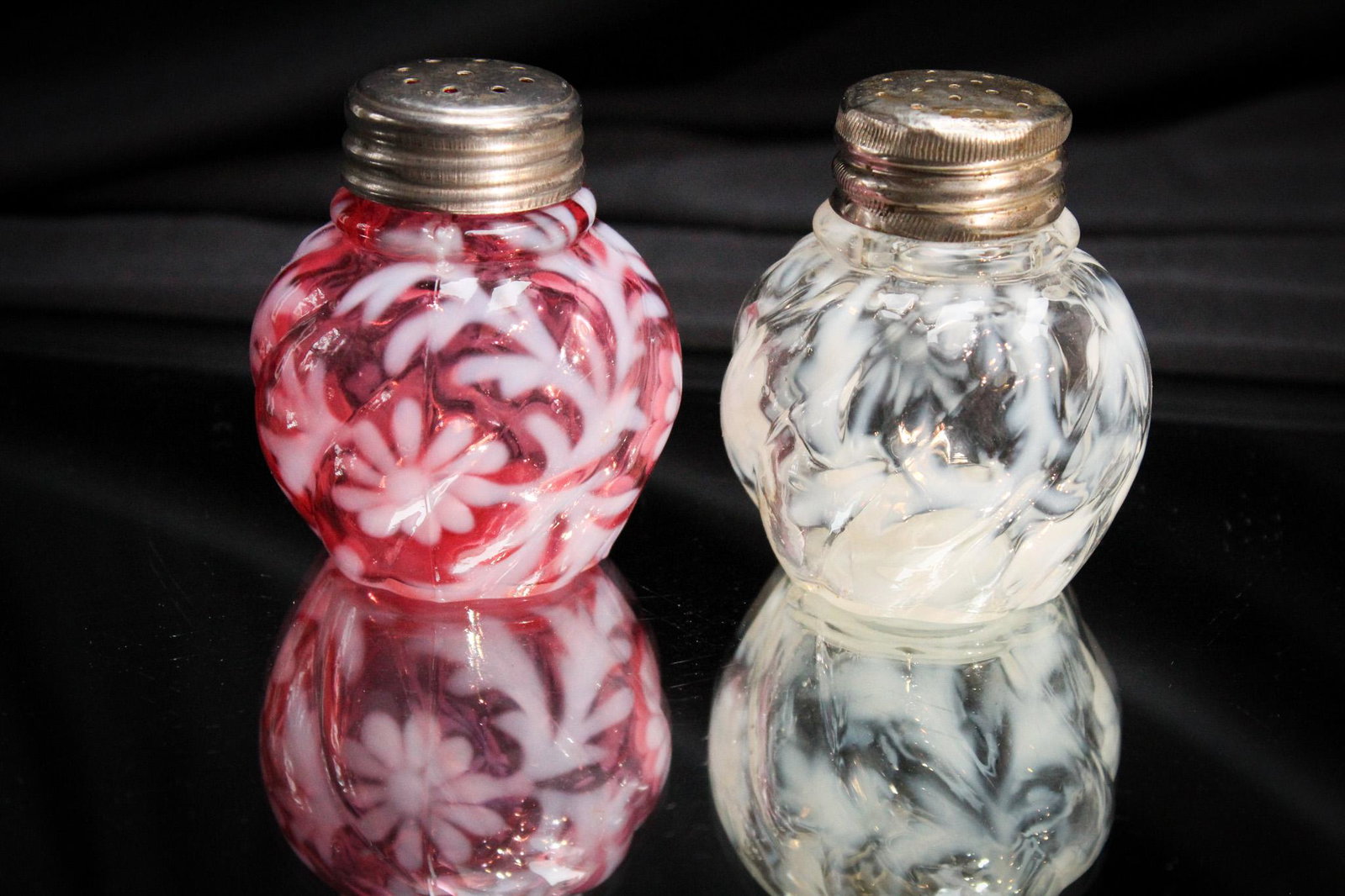 Northwood Opalesccent Daisy Fern Sugar Shaker: Another fine example offered here at Magnum Auctions. Only the best as you have come to expect! Great color and opal make this a choice example. It measures 4 1/2" tall.