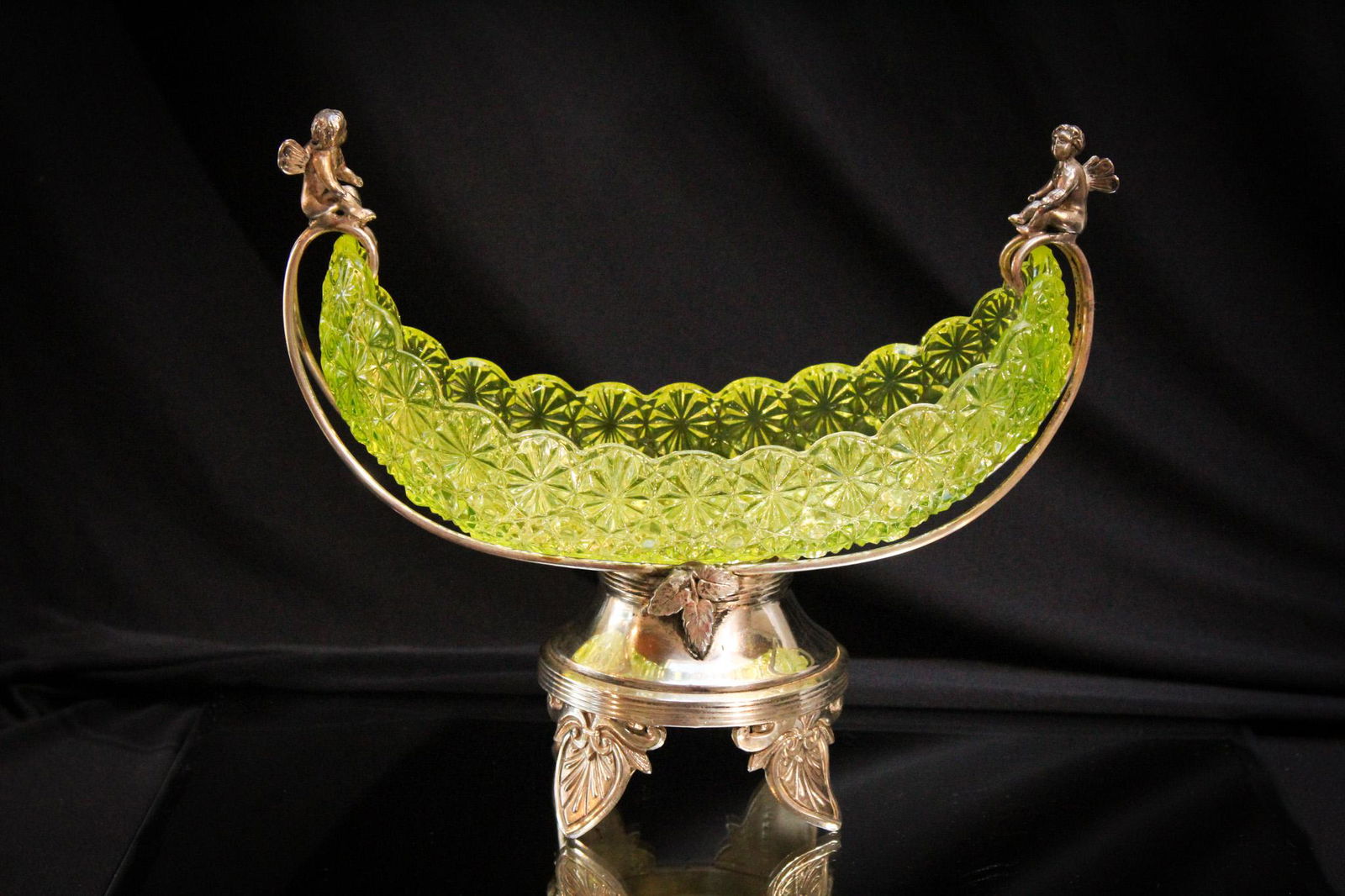 Victorian Vaseline Daisy & Button Figural Cherub Castor (1 of 9)