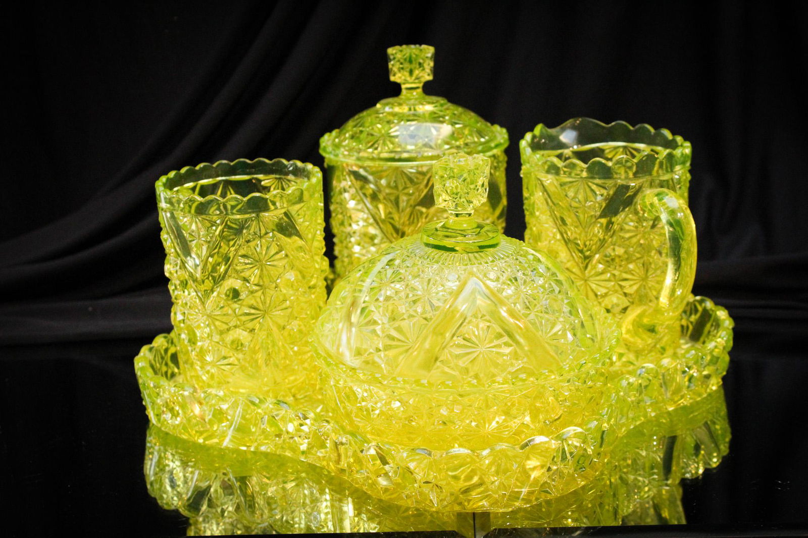 Victorian Daisy Button V Ornament Table Set & Tray (1 of 19)