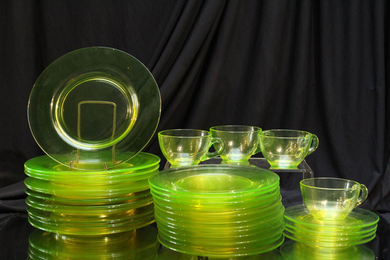 32 pc lot Depression Era Glass Luncheon Set (1 of 4)