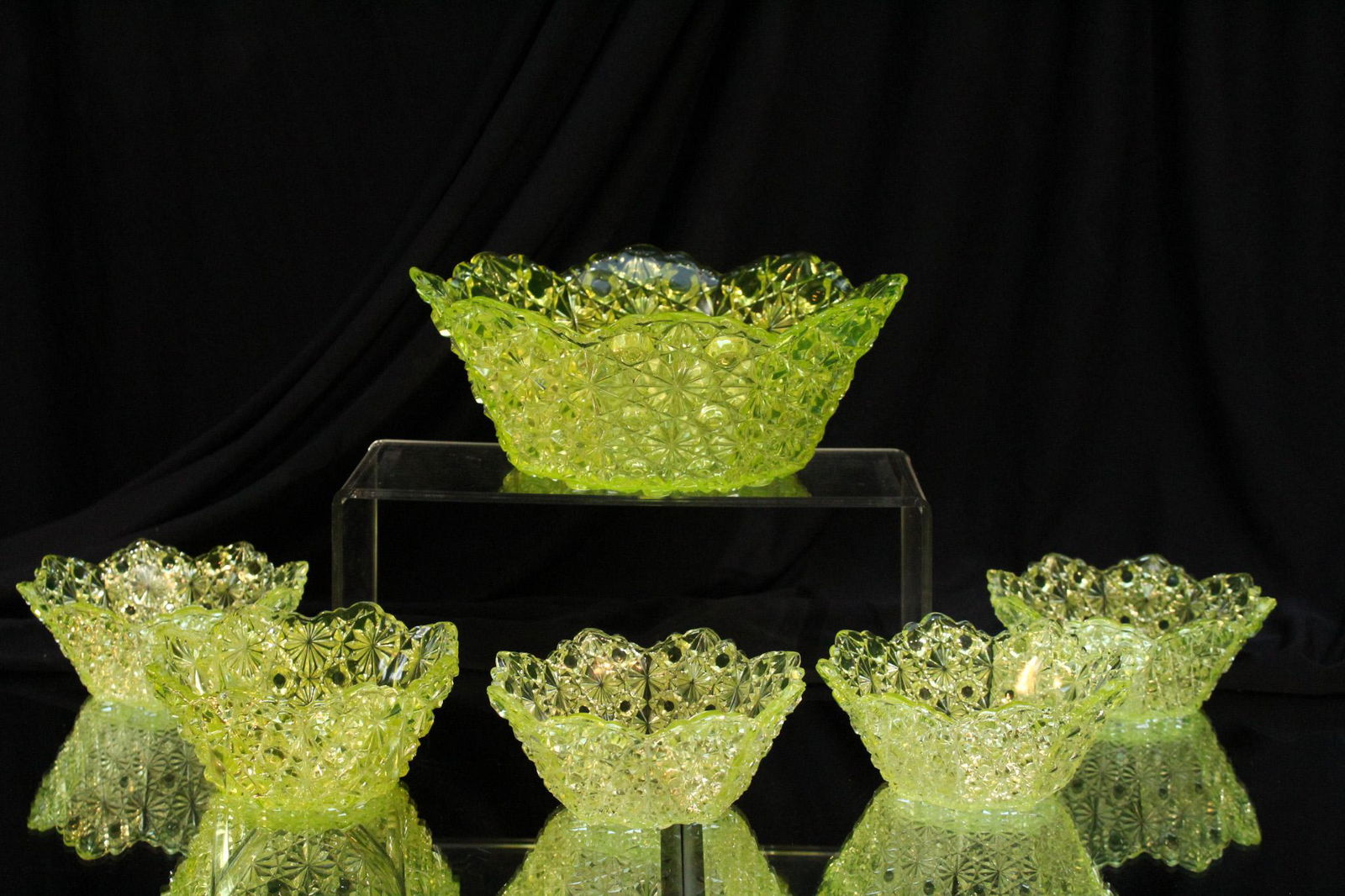 Victorian 6 pc Daisy & Button Vaseline Glass Berry Set (1 of 8)