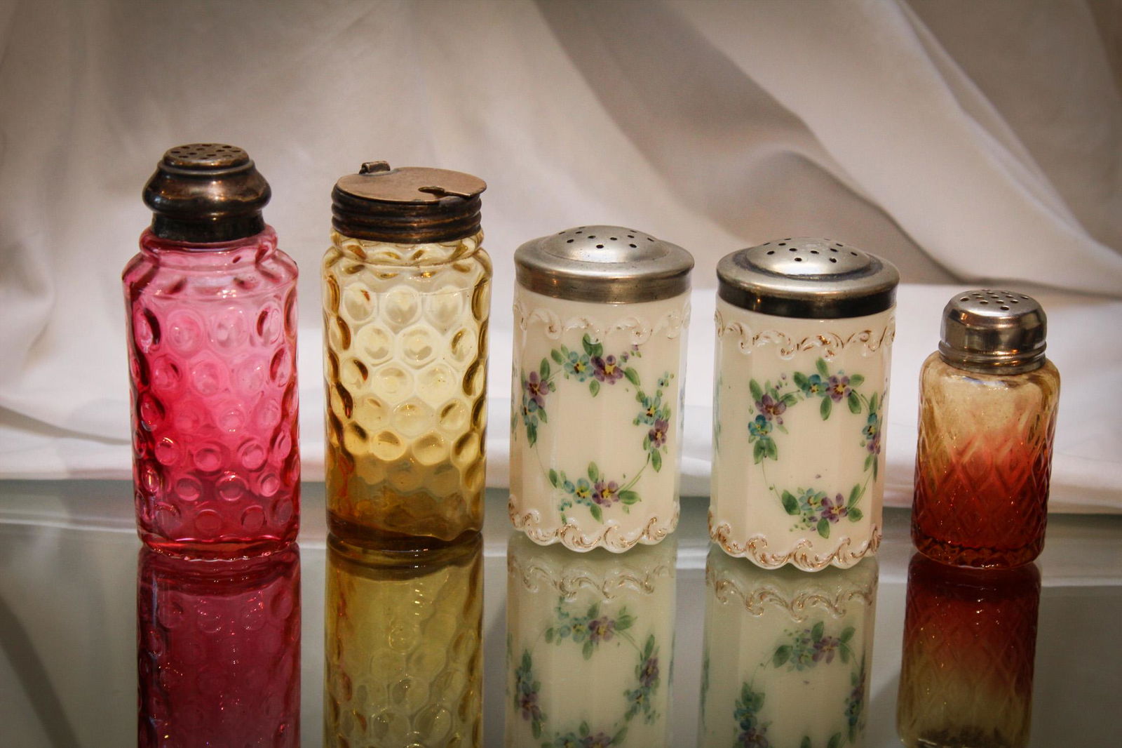 5 pc Lot Victorian Love in Glass Shakers (1 of 5)