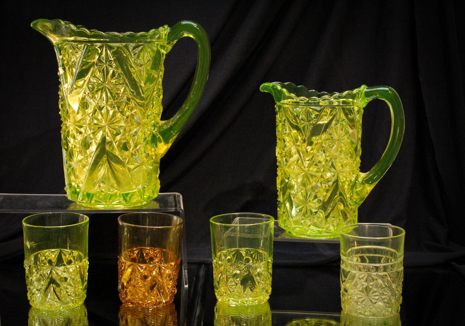 Mega Magnum Auctions 6 pc Lot Daisy & Button V Ornament Vaseline Glass (1 of 10)