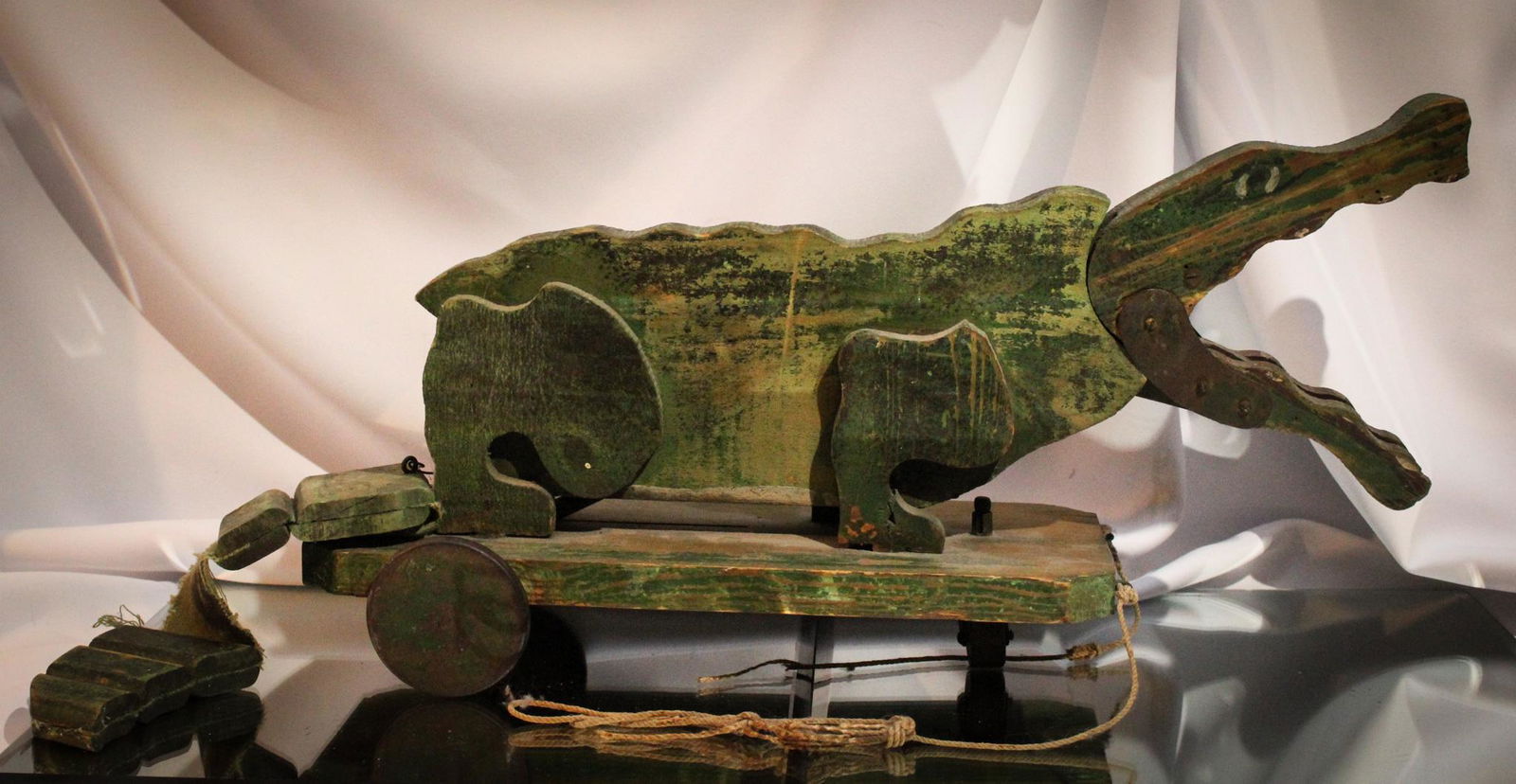 Folk Art Alligator Pull Toy (1 of 12)