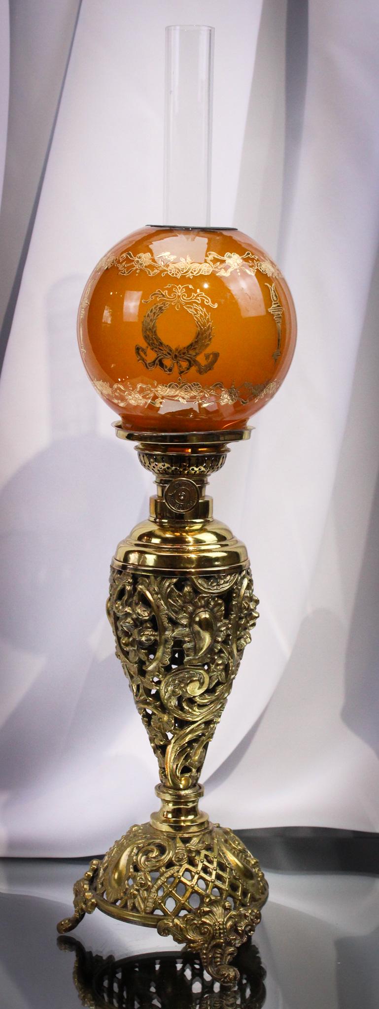 Victorian Miniature Junior Banquet Oil Lamp (1 of 12)