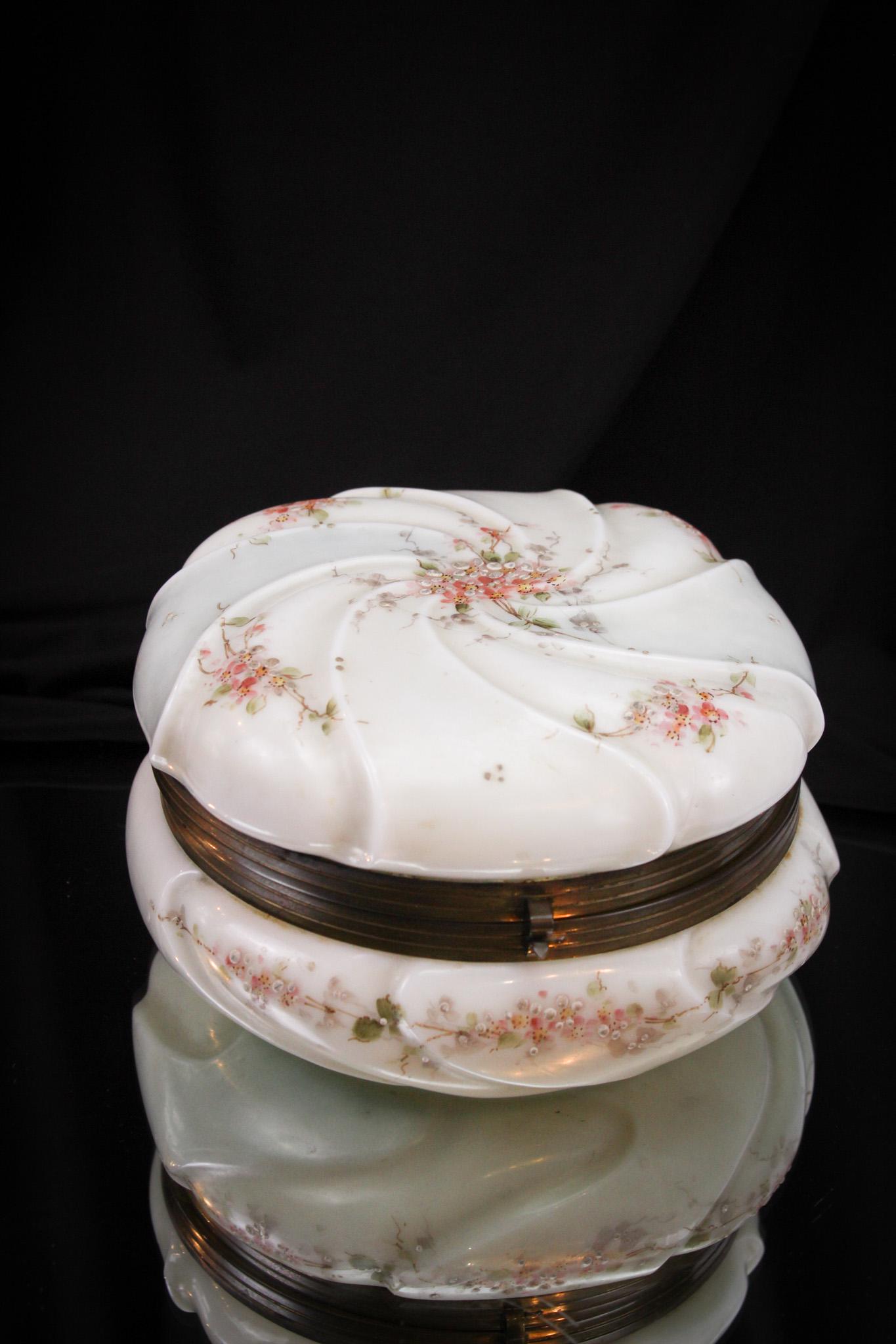 Wavecrest Victorian Floral  Dresser Box (1 of 8)