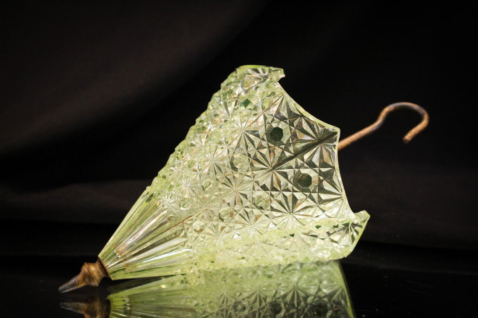 Vaseline Daisy & Button Umbrella Match Holder (1 of 7)