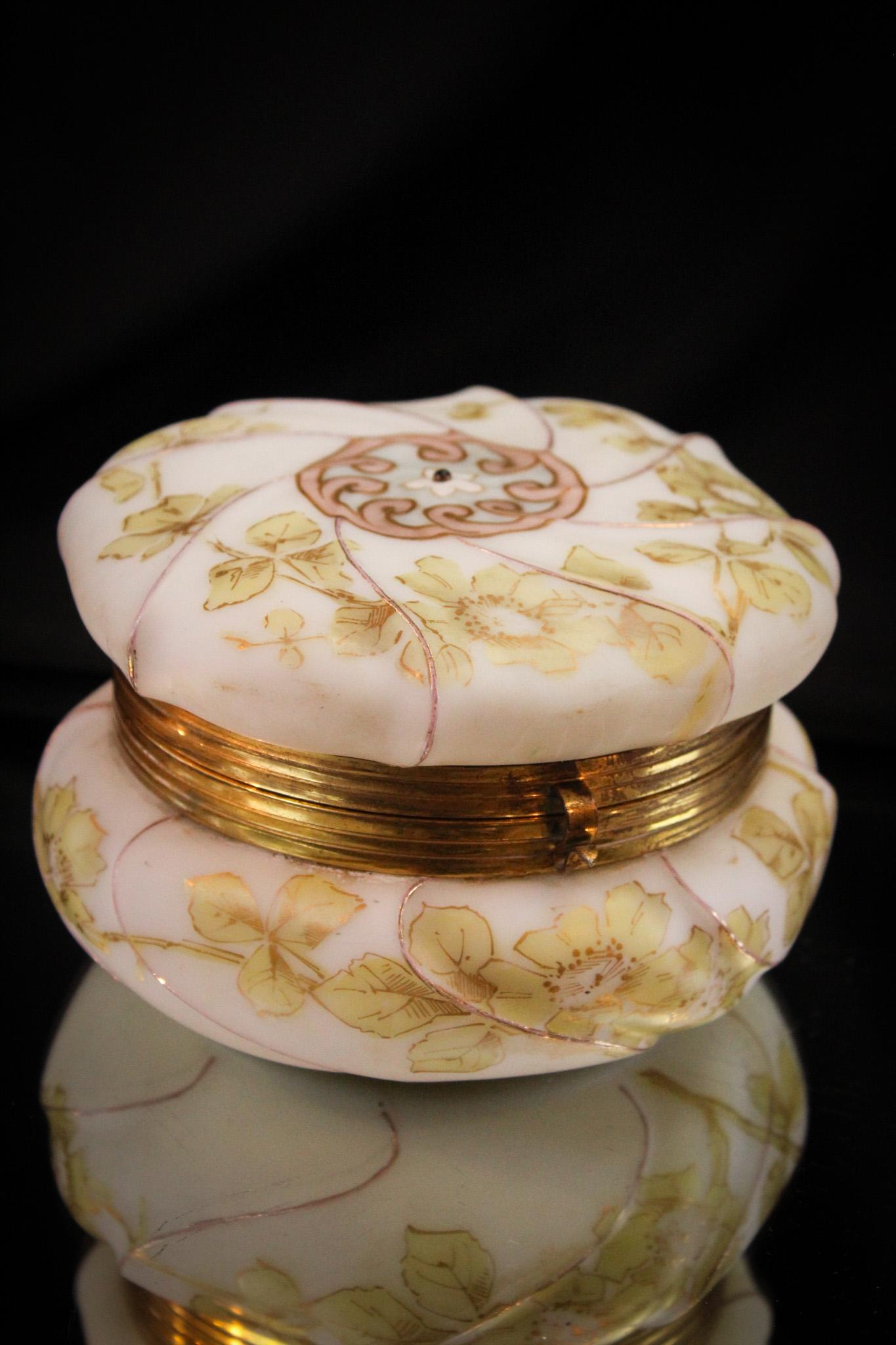 Wavecrest Dresser Floral Decorated Box (1 of 6)