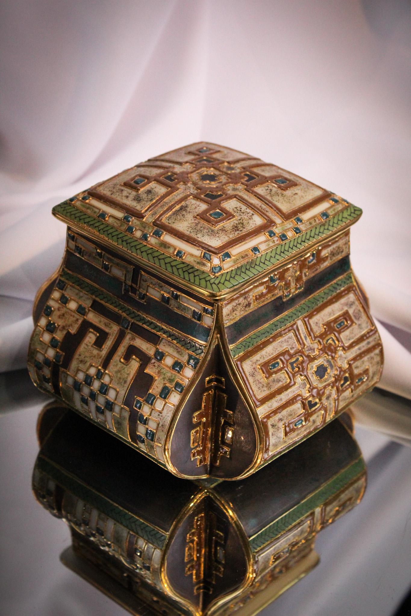 Nippon Porcelain Geometric Humidor: Stunning Nippon signed green mark, geometric design humidor. Great example measuring 5" tall. Super piece!