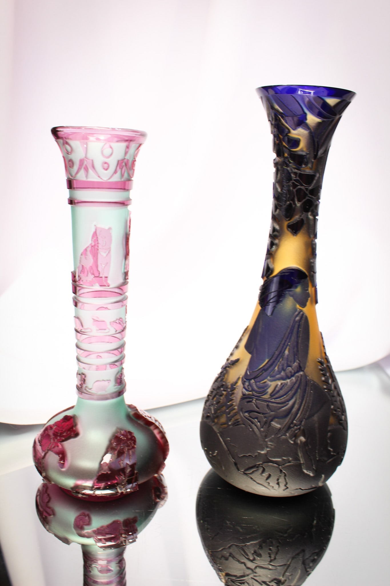 2 pc Lot Pilgrim Cameo Glass: Two fine pieces of Pilgrim cameo glass including a Kelsey Bombkamp"Cat-tastic vase" and a Chris carpenter "Just Reflecting".