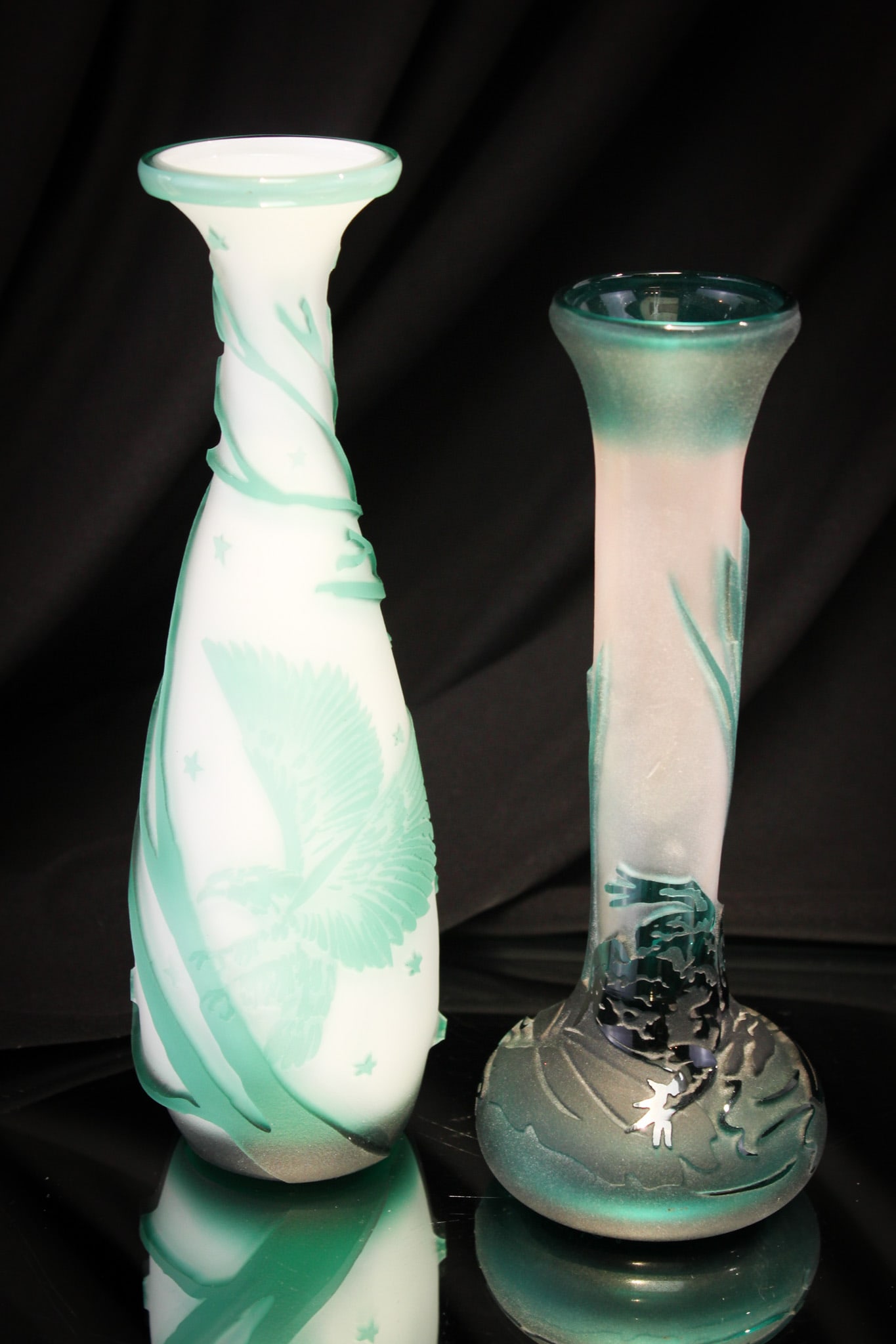 2 pc Lot Pilgrim Cameo Glass: Hand selected examples of two fine pieces of Pilgrim Cameo glass. A "Freedom Landing" by Kelsey Bombkamp and a Kelsey Frog vase.