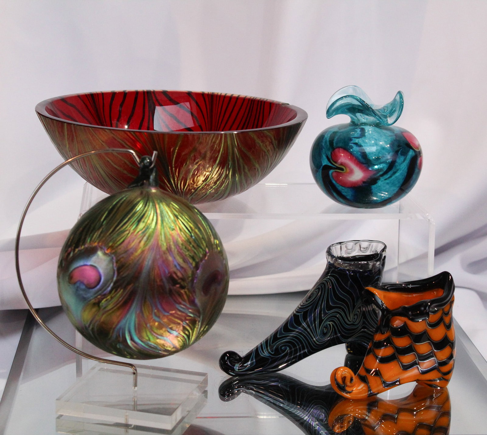 5 pc Assortment Lotton Art Glass: An array of fine examples of Lotton art glass. Lot is comprised of a Charles Lotton circa 2004 bowl. A Peacock feather Christmas ornament signed "Charles Lotton". A Charles Lotton 2004 Black and blue