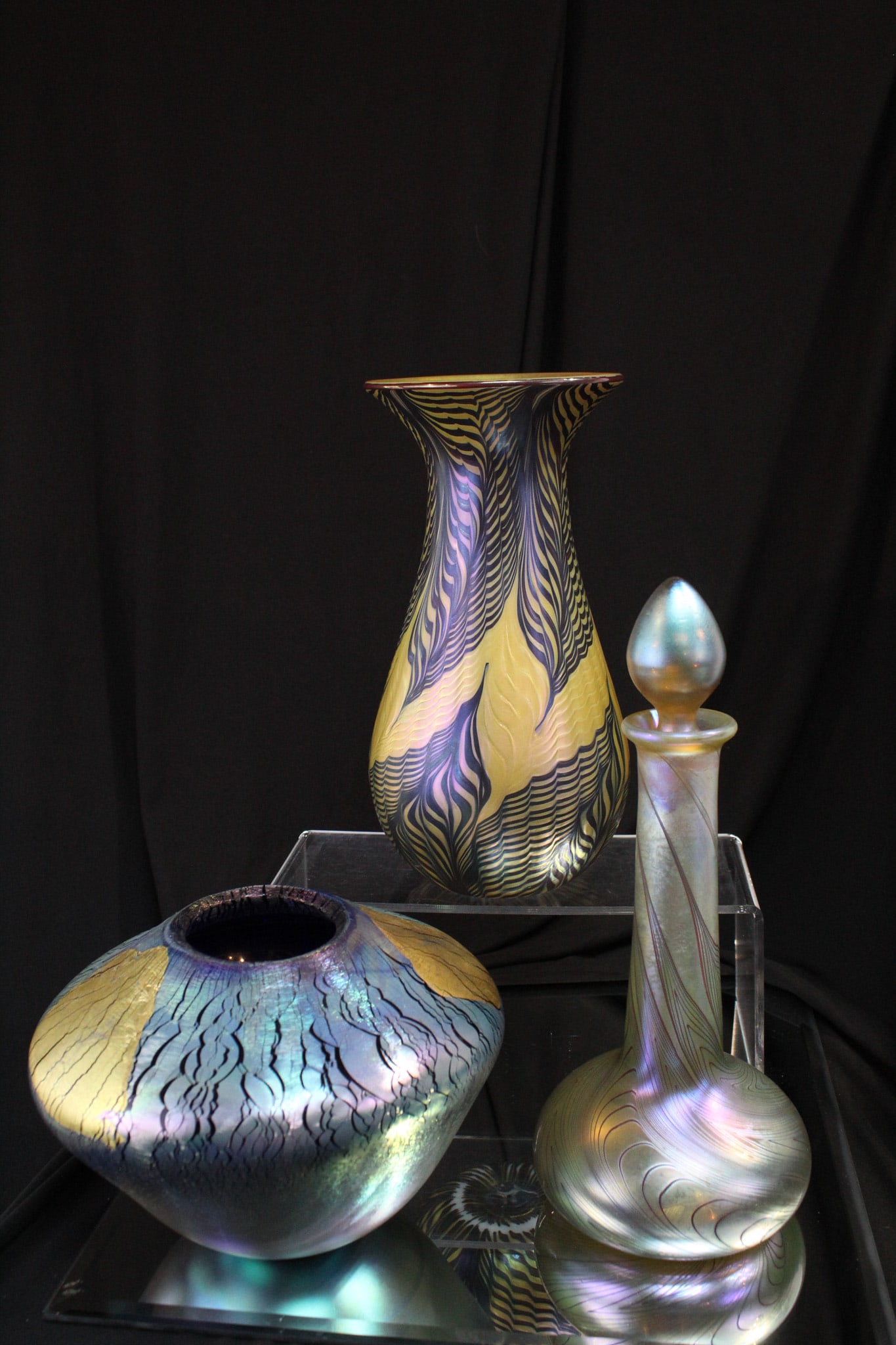 3 pc Lot Lundberg & Eikholt Contemporary Art Glass: Selection of three pieces of Lundberg and Eickholt contemporary art glass comprised of a Lundberg decanter, a Lundberg pulled feather vase, and a 1987 Eickholt Irridized vase.