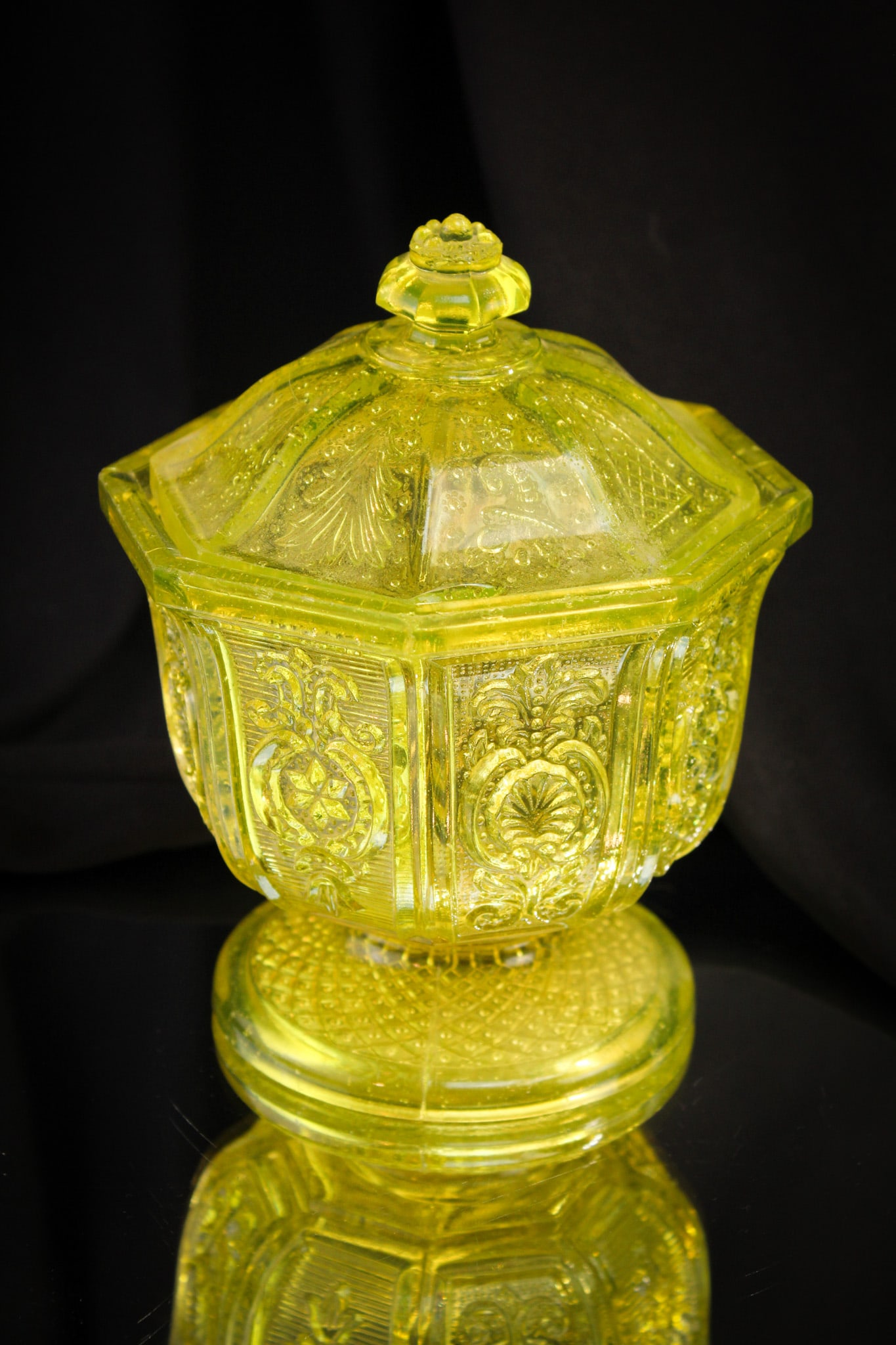 Sandwich Glass Lacy Flint Vaseline Sugar Bowl: Beautiful Vaseline Sandwich glass lacy flint covered sugar bowl.