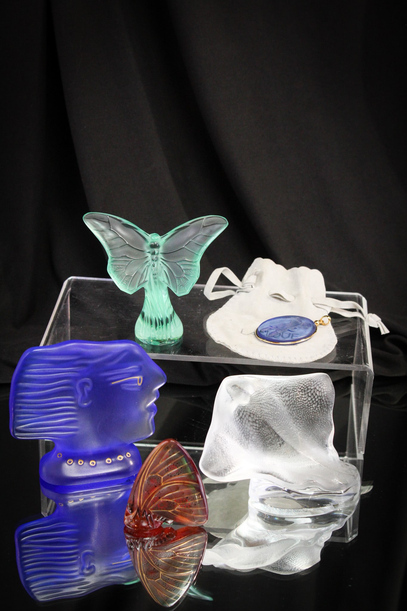 5 pc Lot Lalique & Daum France Glass Animals & More: Nice assortment of Lalique and Daum pieces. Lot is comprised by a Lalique examples such as a clear manta ray, aqua butterfly, amber butterfly with gold accents, and a blue cherub pendant. Lot is compl