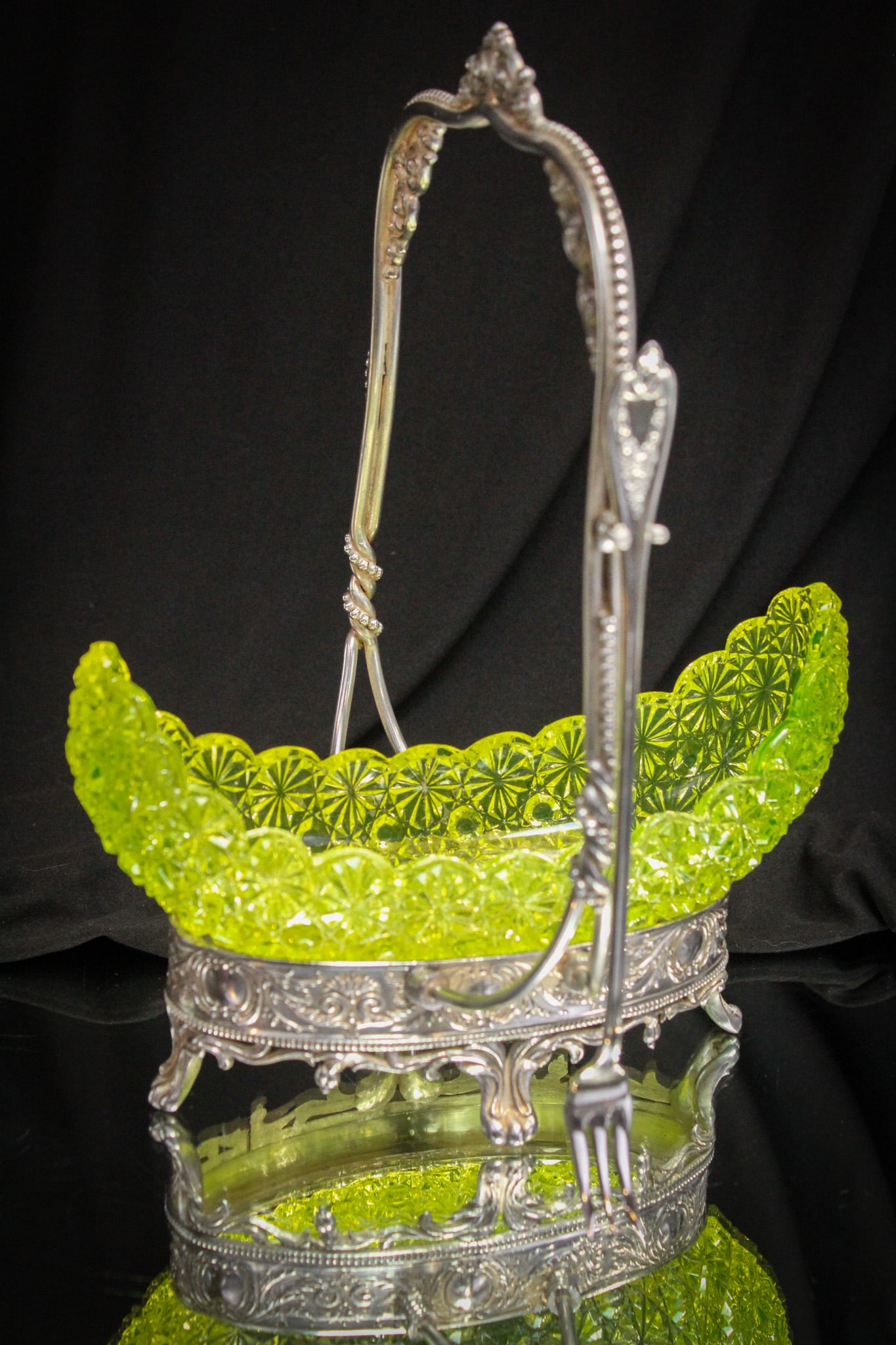 Rogers Silverplate Victorian Vaseline Daisy & Button Olive Castor: Look at this fine piece! Killer example of a vaseline "Daisy and Button" canoe olive castor set in signed "Rogers" silverplate frame. Nice!