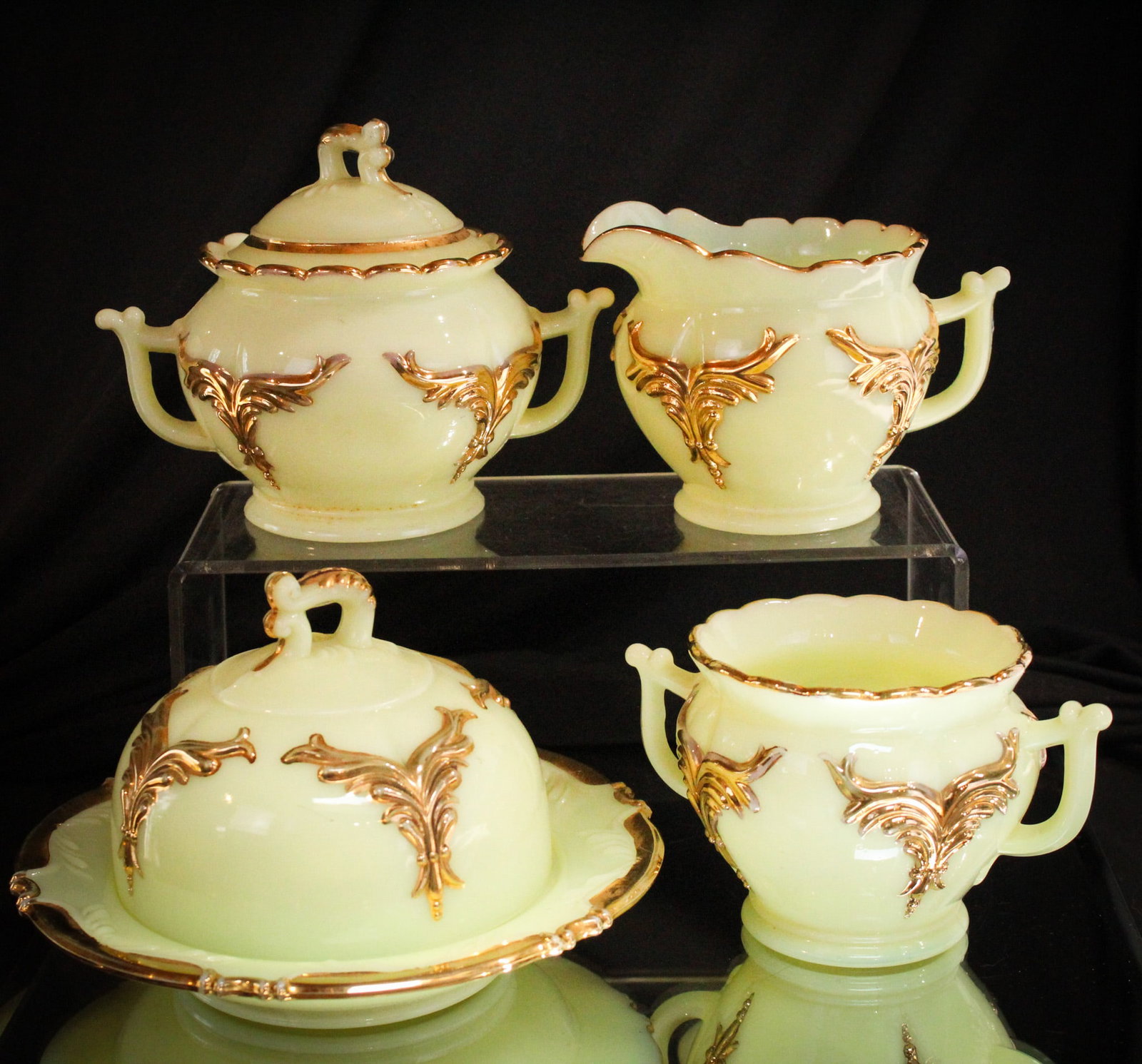 Heisey Glass Custard Victorian Winged Scroll Table Set: Nice complete table set in Heisey "Winged Scroll" pattern in custard with gold decoration.