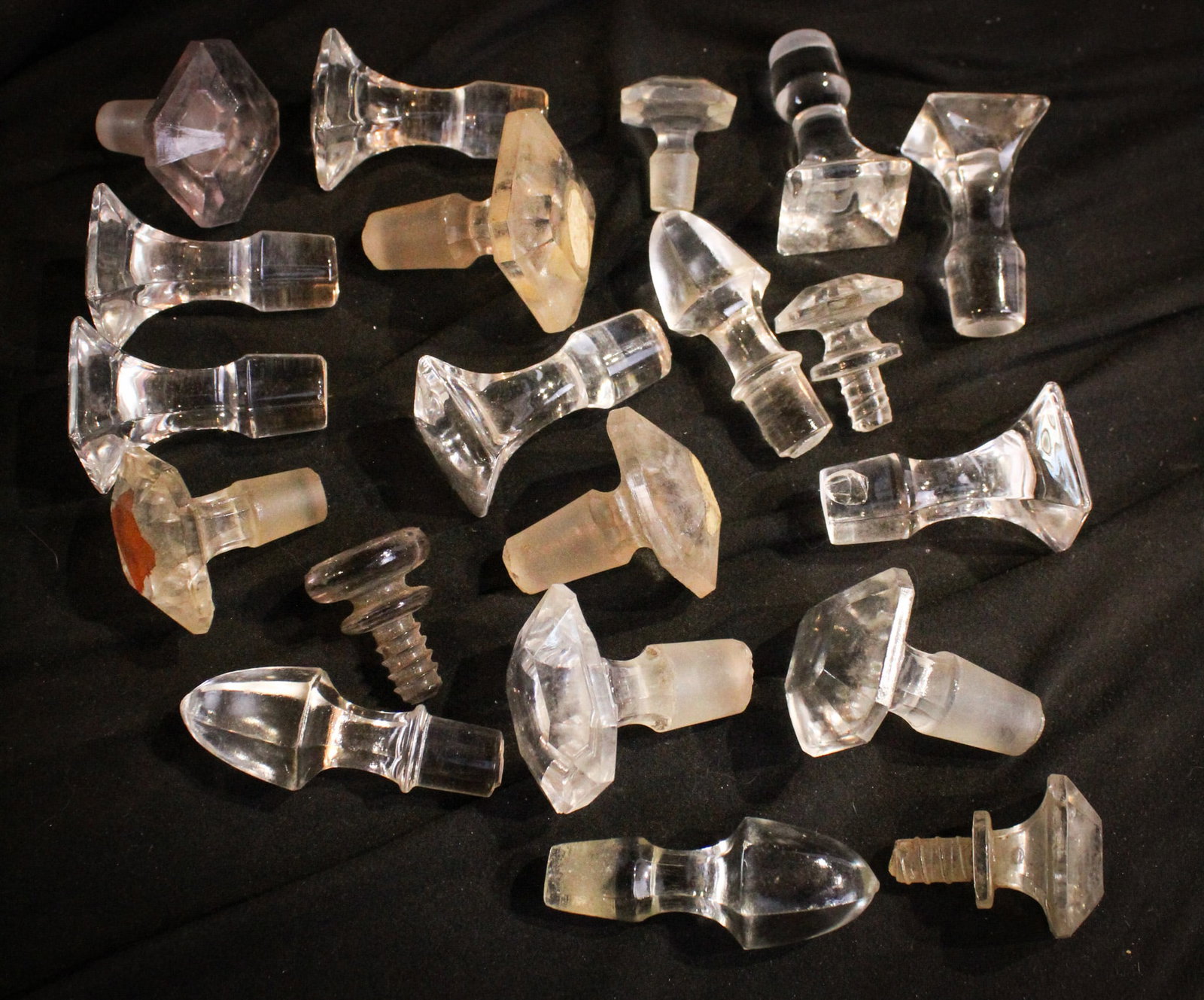20 pc Lot Antique Glass Decanter Bottle Cologne Stoppers: Variana in stoppers, folks. Nice array of antique glass stoppers. Longest measures 2 1/4".