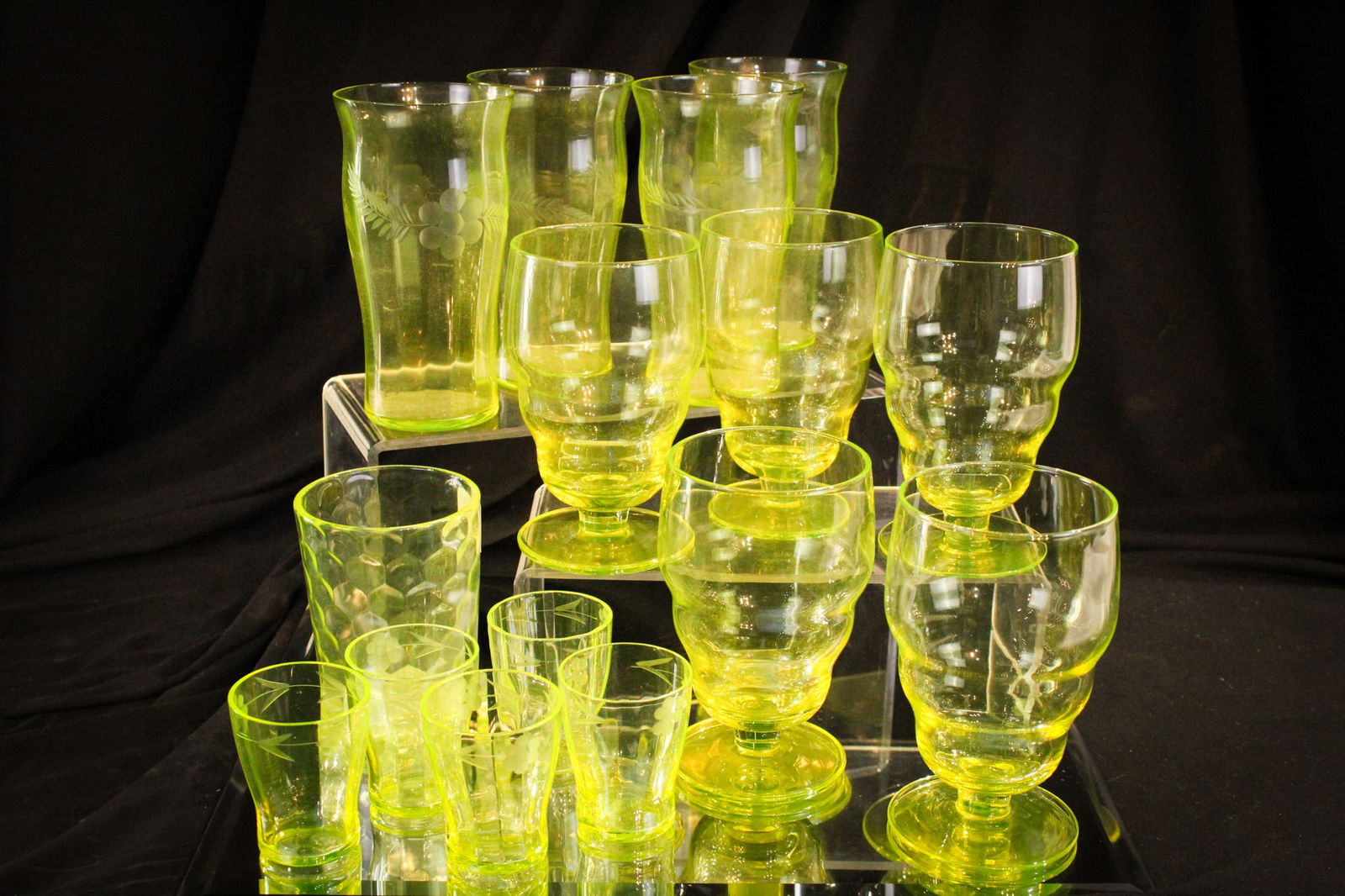 15 pc Lot Vaseline Glass Drinking Vessels (1 of 5)