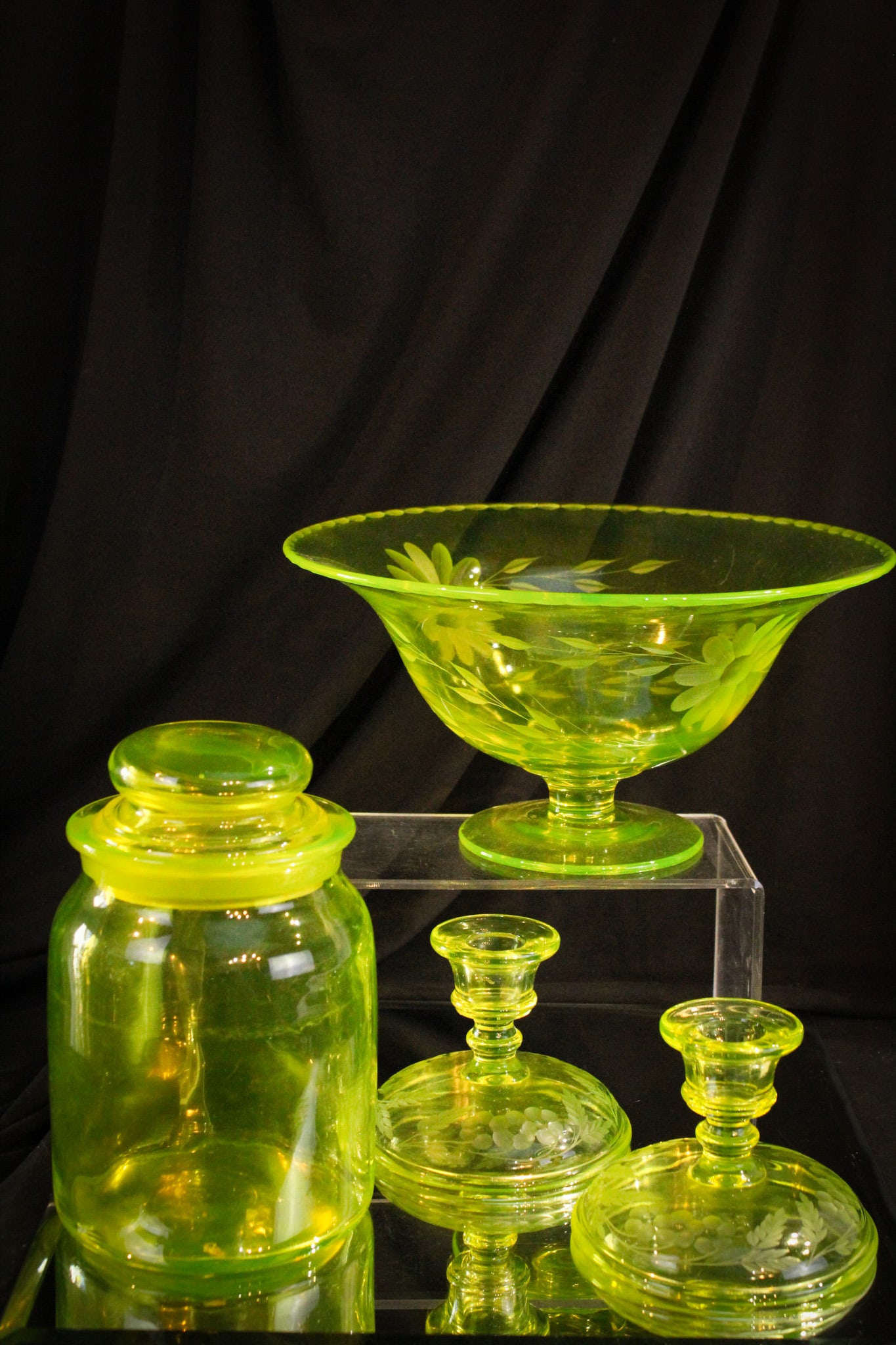 4 pc Lot Vaseline Wheel Cut Glass Console Set & Humidor (1 of 10)