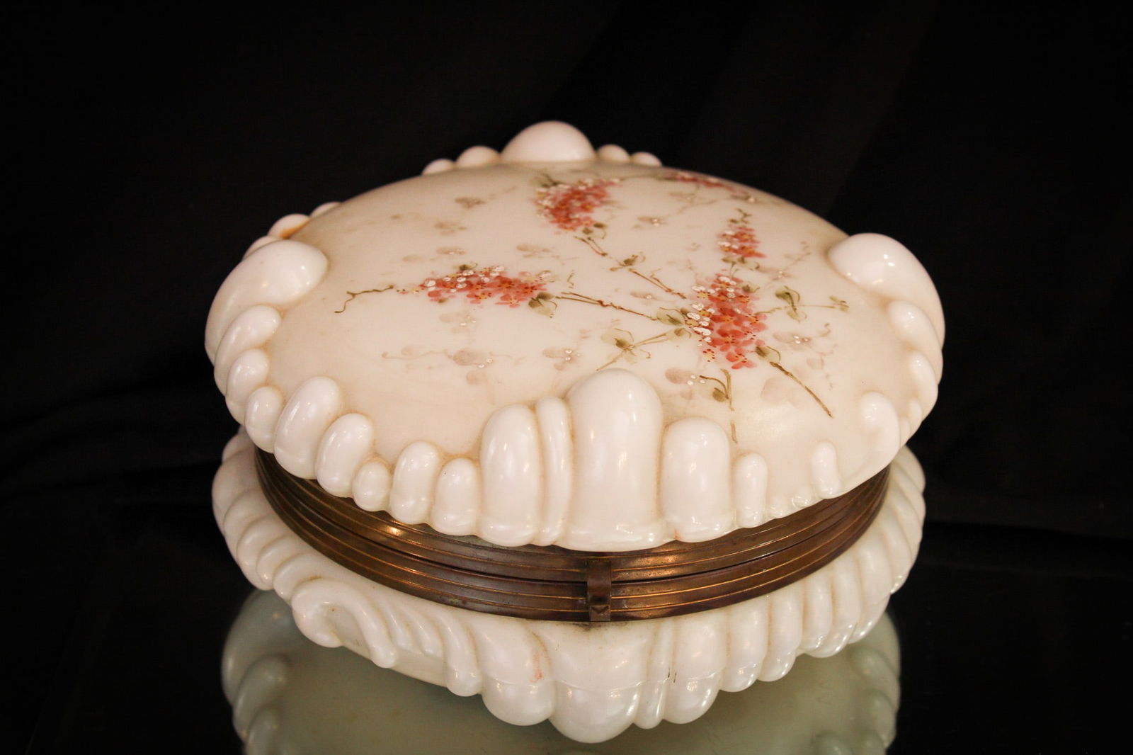 Nice Big 7" Wavecrest Victorian Glass Dresser Box (1 of 6)