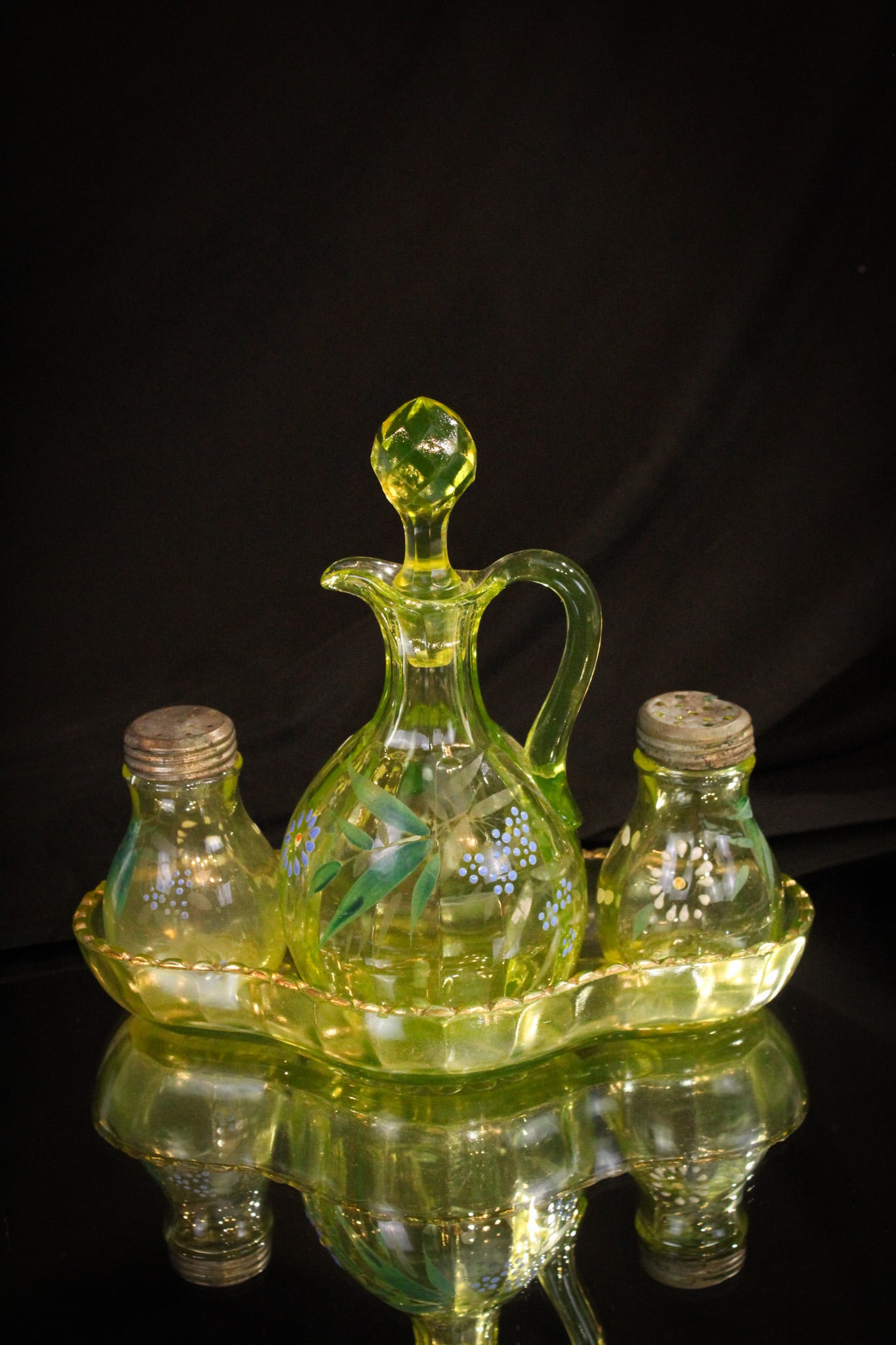 Victorian Vaseline Cruet Shaker Condiment Set: Complete condiment set in the Inside Rib pattern. Great cruet and shakers enameled with decoration of florals. Tray is gilt decorated. Wonderful set. Measures 7 1/4".