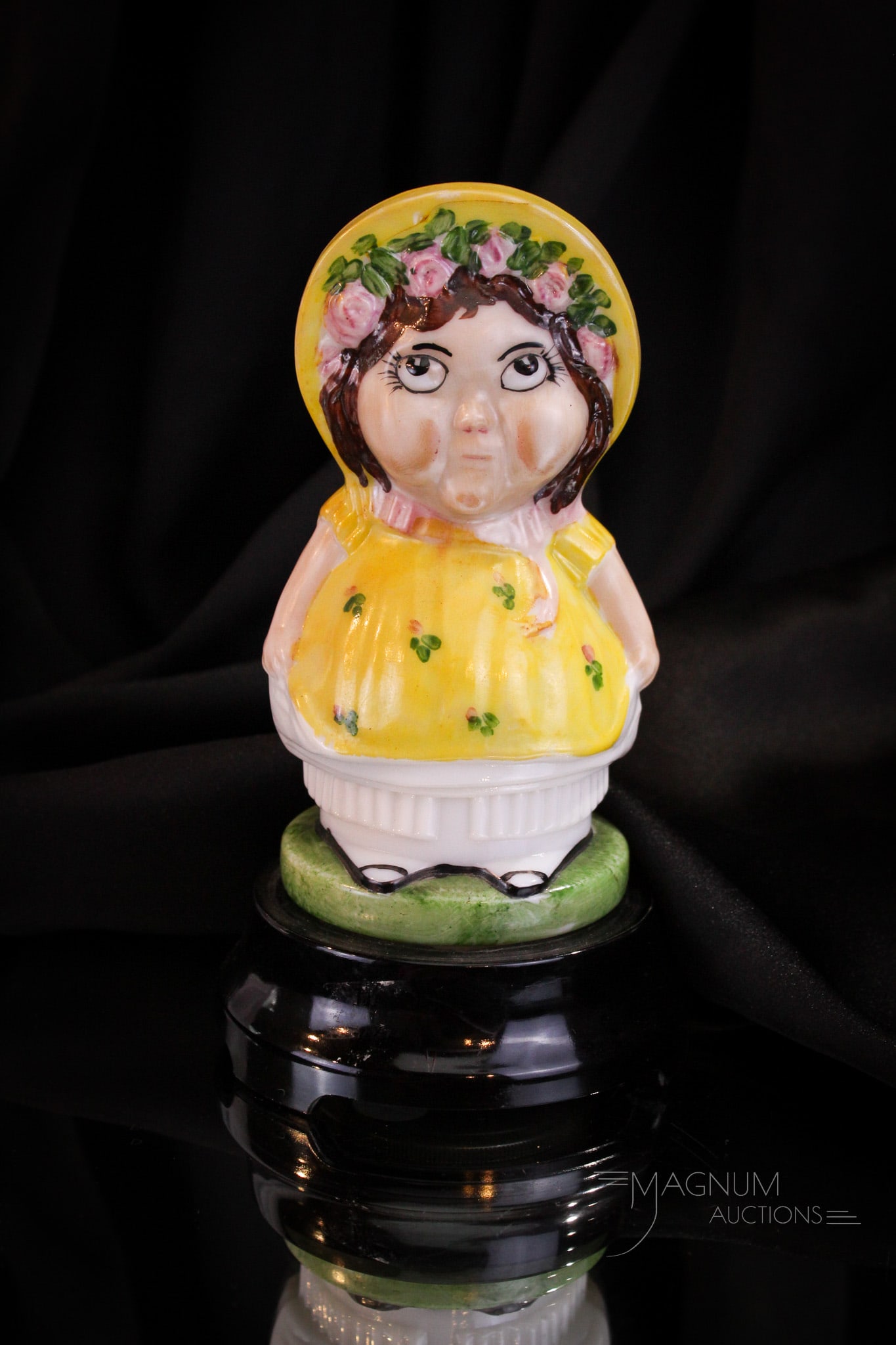 Rare Dolly Dingle Antique Glass Art Deco Lamp: Nice find in this Dolly Dingleberry antique Art Deco period lamp. Isn't she a cutie? This lamp features original black base. Lamp measures 8 1/4" tall.