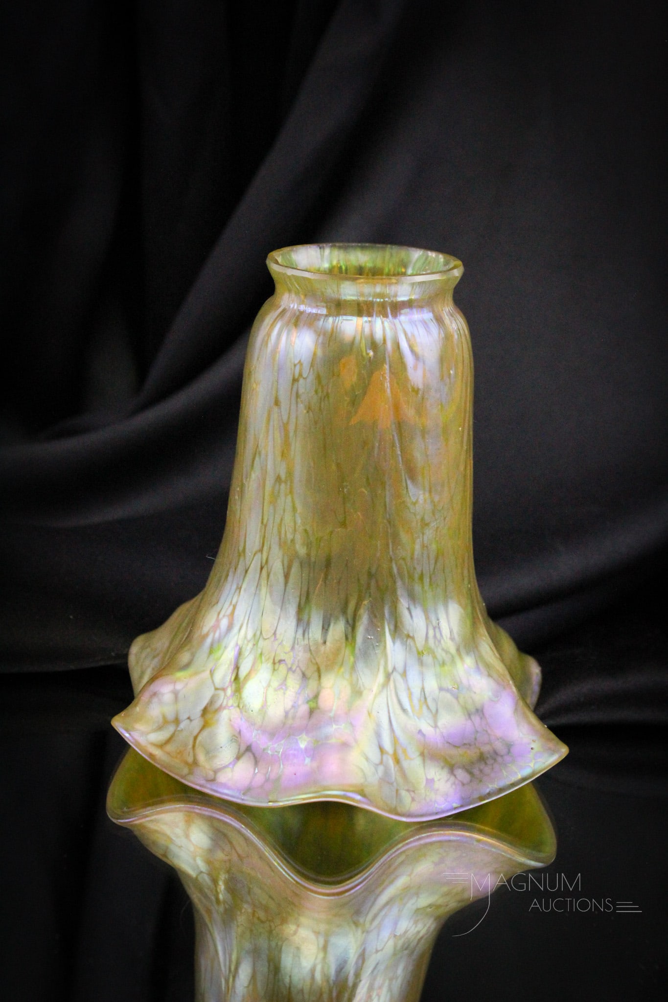Loetz Oil Spot Art Glass Irridescent Loop Shade: Great irridescent Loetz oil spot shade with looping pattern. Shade measures 5 3/4" tall, 2 1/4" in diameter.