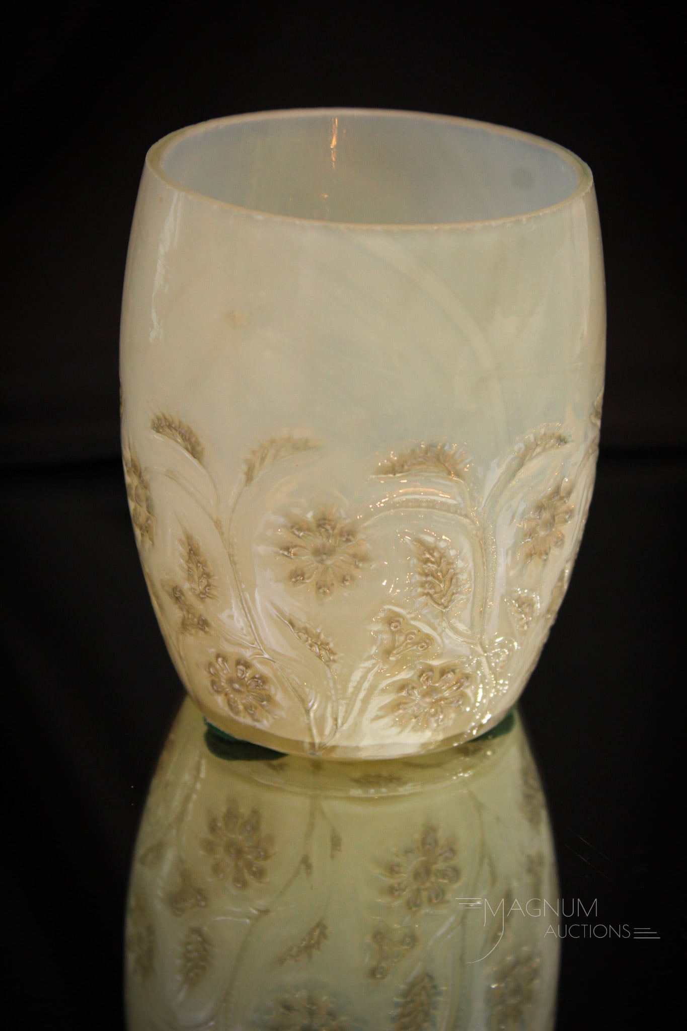 Findlay Onyx Victorian Glass Tumbler: Great find in this Findlay Onyx pattern Victorian glass tumbler in barrel form. This one with original rim. Tumbler measures 3 1/2" tall.