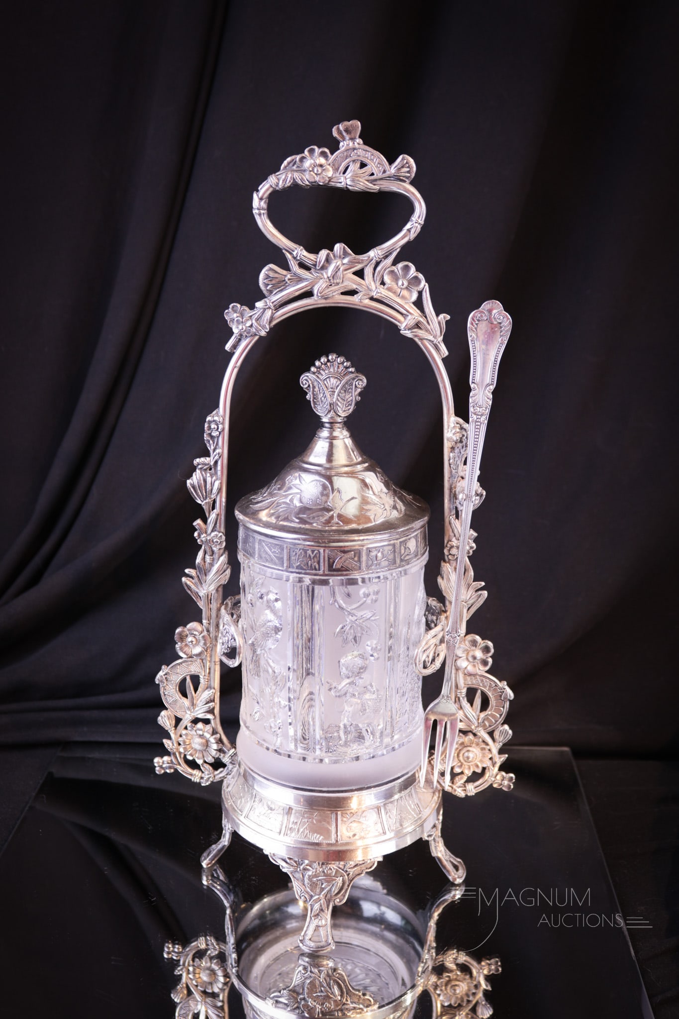 Reed & Barton Victorian Silverplate Pickle Castor: A fabulous signed Reed and Barton Victorian silverplate pickle castor complete with original insert. This fine castor frame is very ornate and a must-have piece for castor collectors or lovers of Vict