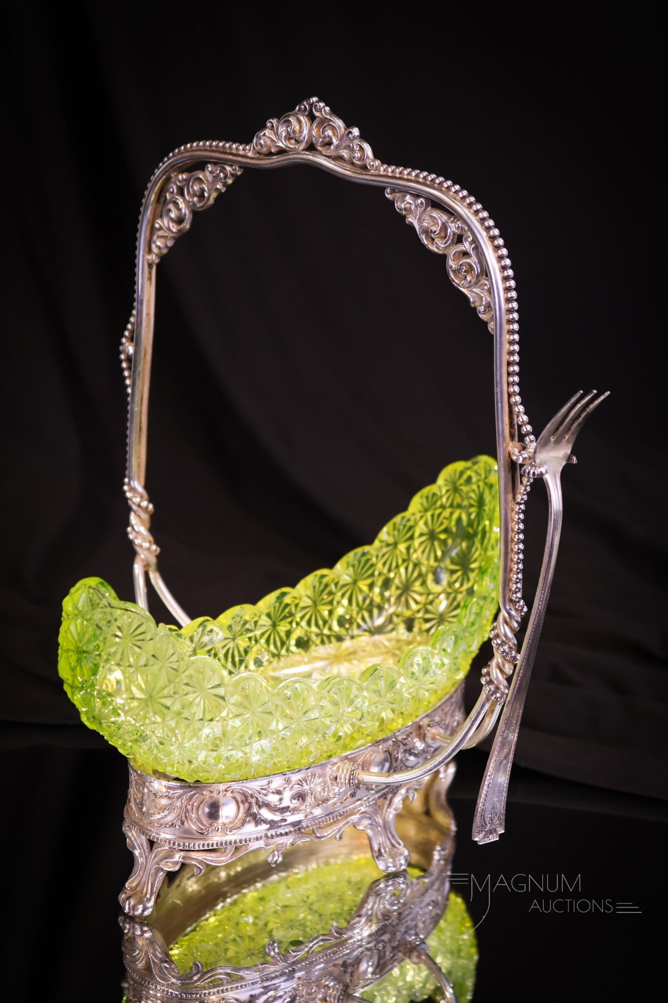 Vaseline Victorian Glass & Silverplate Daisy & Button Olive Castor (1 of 7)