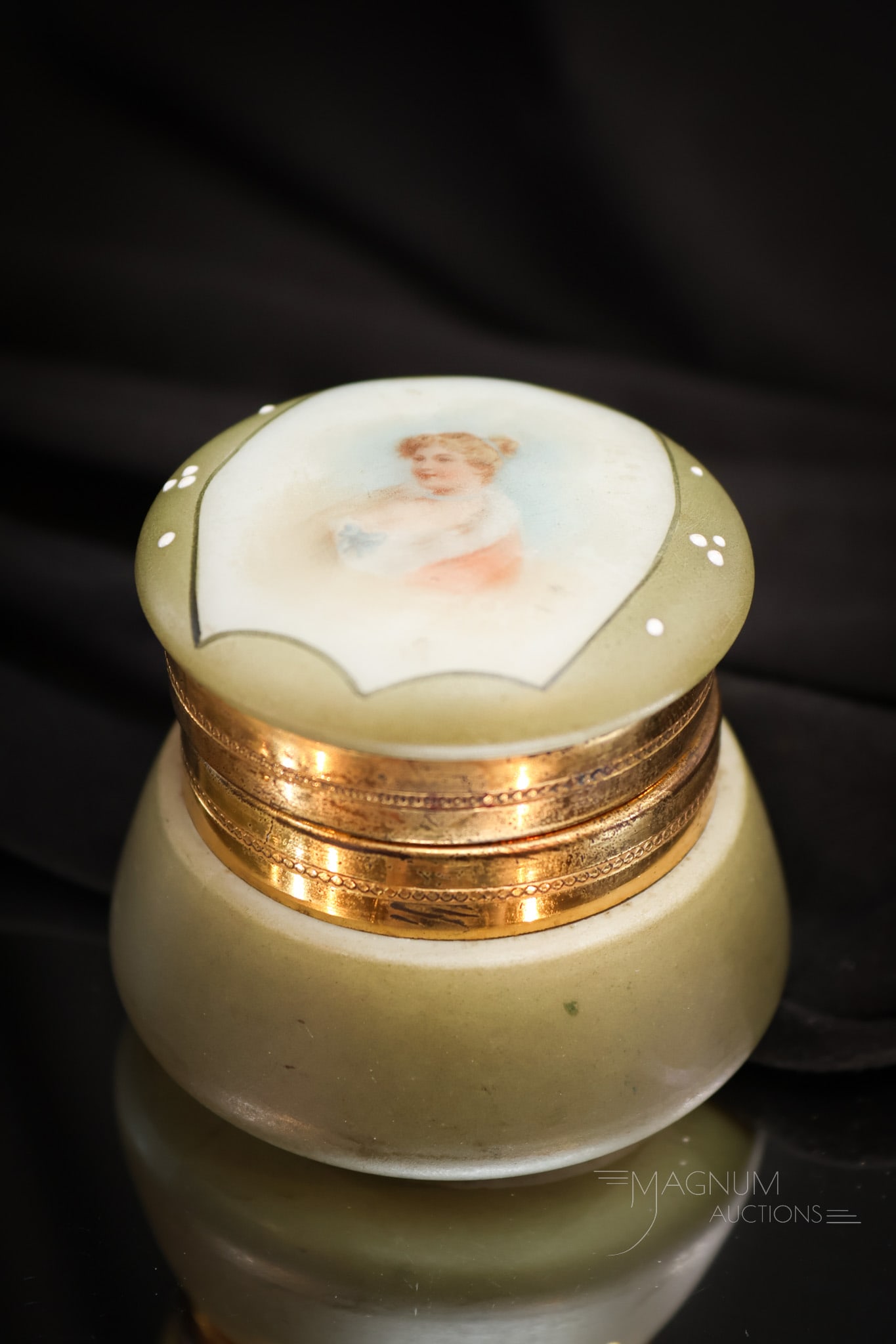 Signed Nakara Wavecrest Victorian Glass Portrait 2" Ring Box (1 of 5)