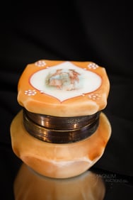 Signed Nakara Wavecrest Victorian Glass Portrait 2" Ring Box