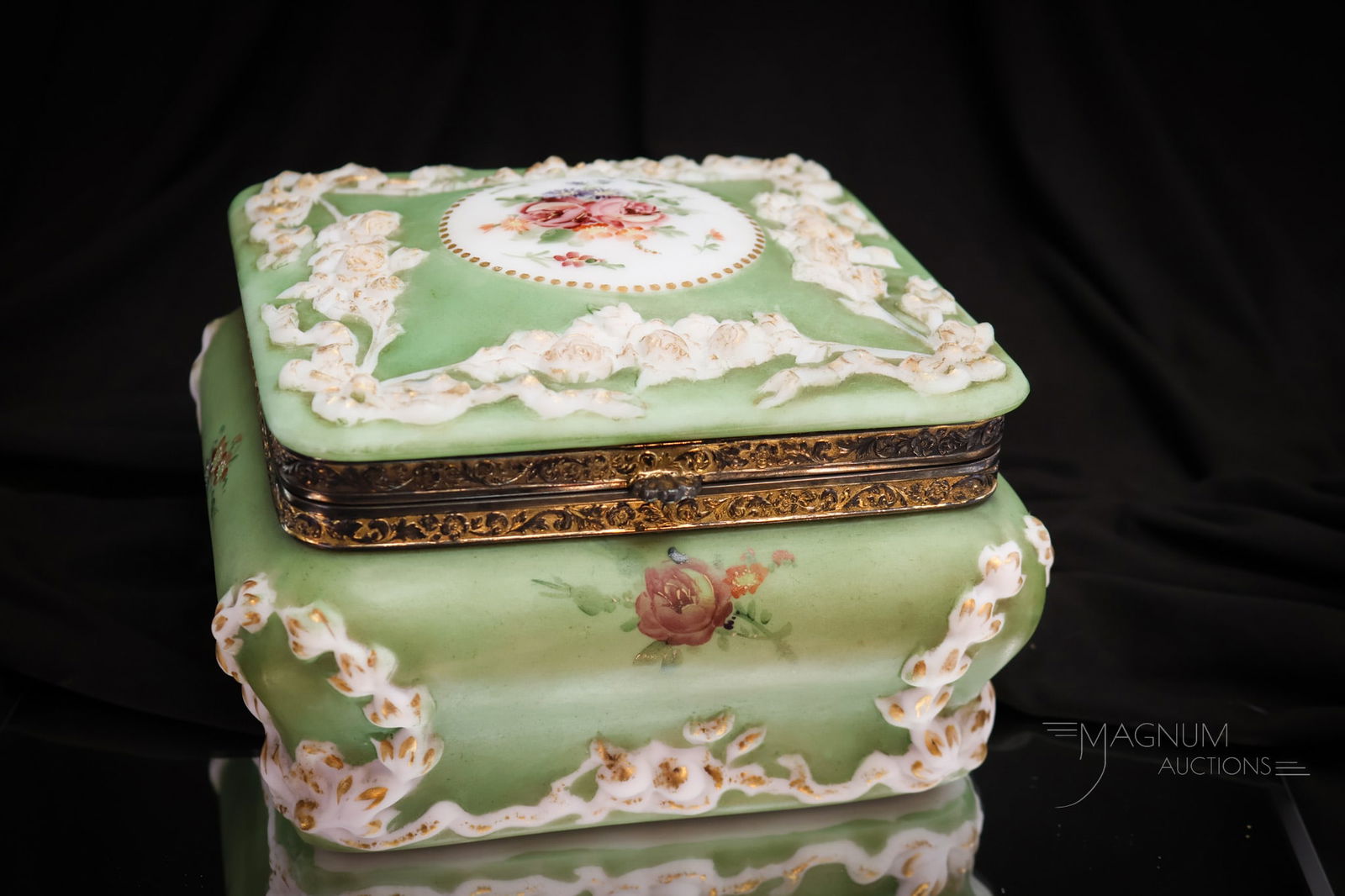 Pairpoint 7" Victorian Glass Large Dresser Box (1 of 7)