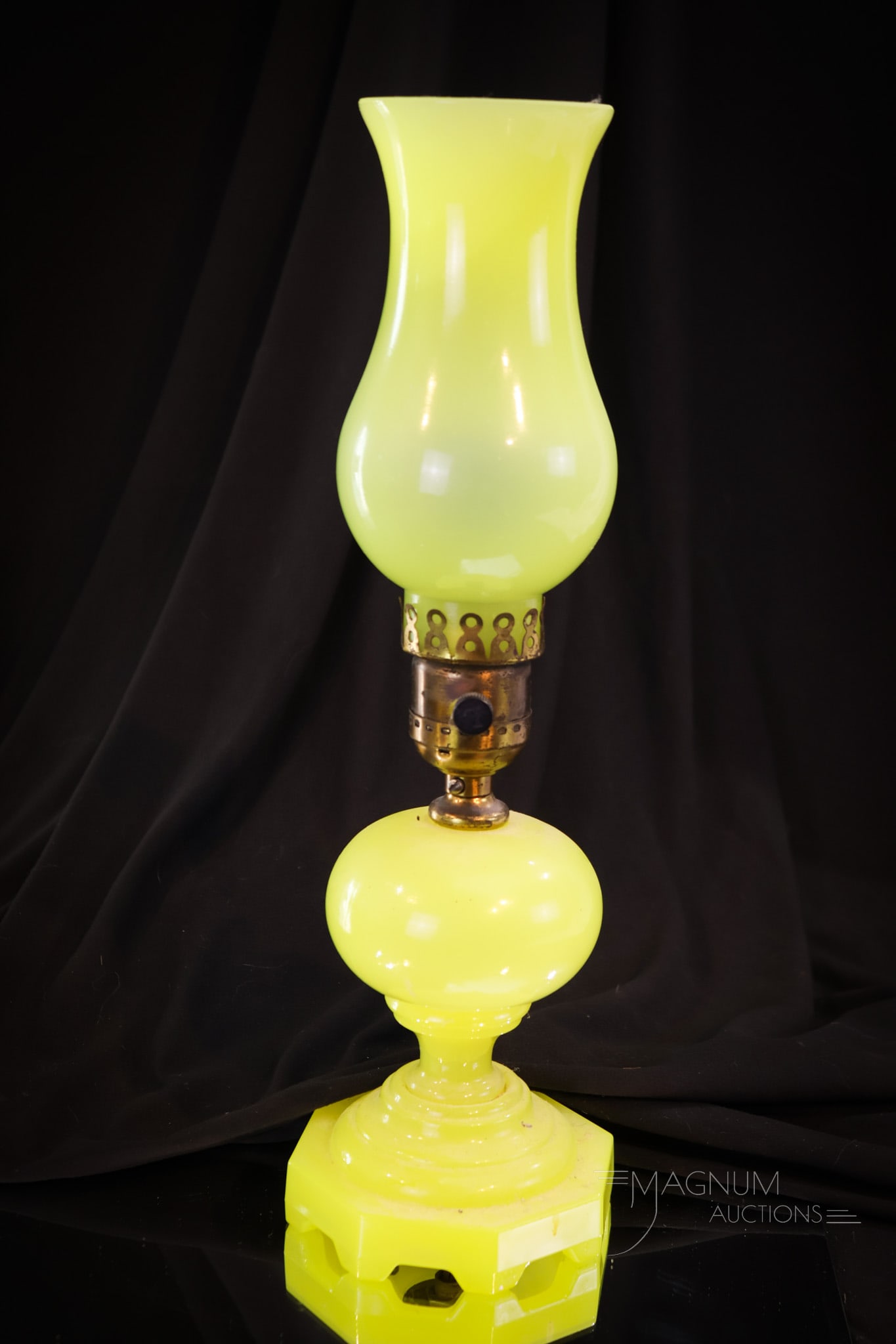 Houzex Glass Uranium Yellow Boudoir Lamp (1 of 12)