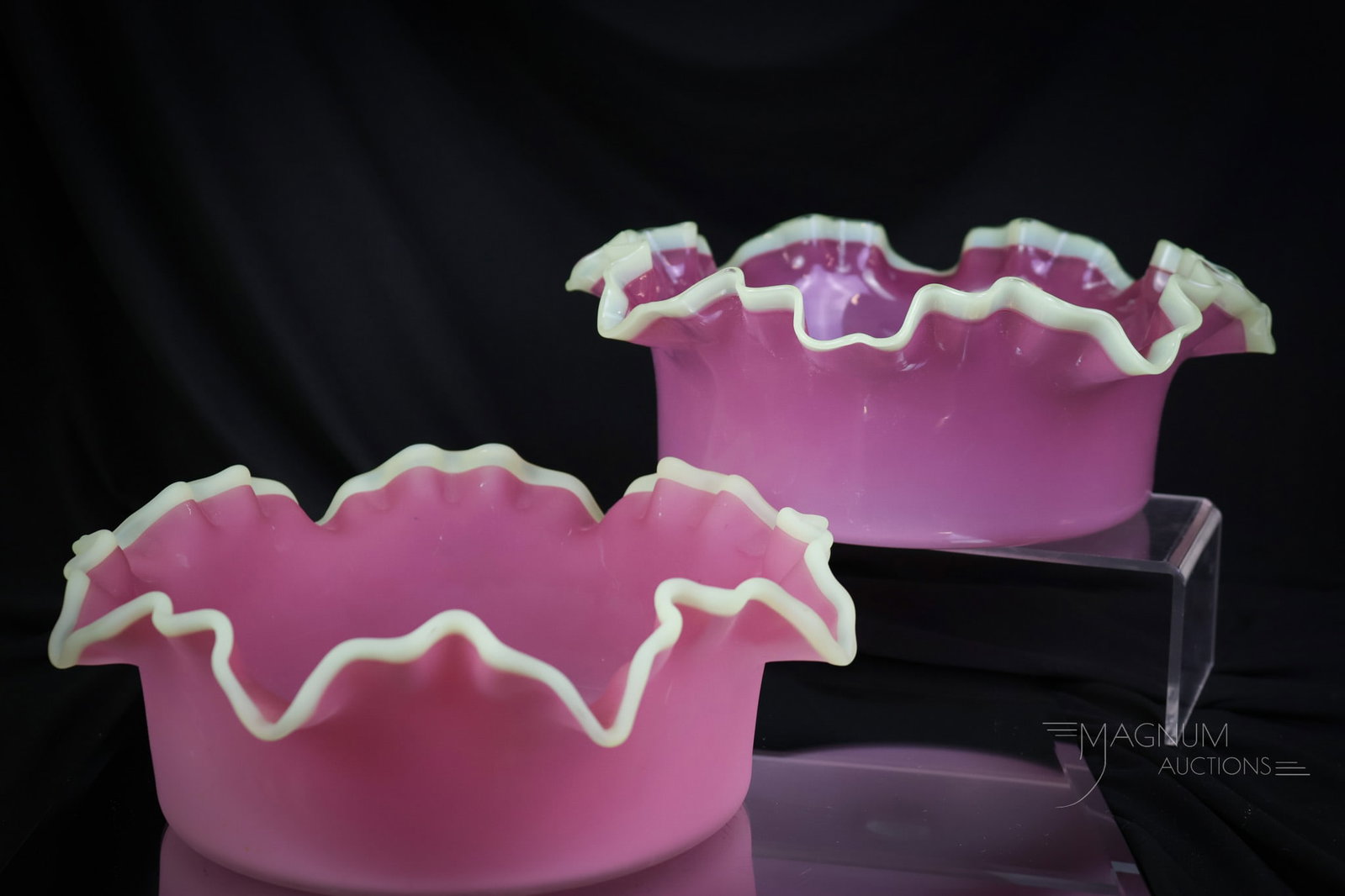 2 pc Lot Hobbs Richelieu Victorian Vaseline Uranium Crest Bowls: Two nice finds for the Hobbs and the Vasie and Uranie collectors alike. This pairing of identical bowls is perfectly ripe for bidding and winning. One bowl is glossy and one is in a rich satin finish.