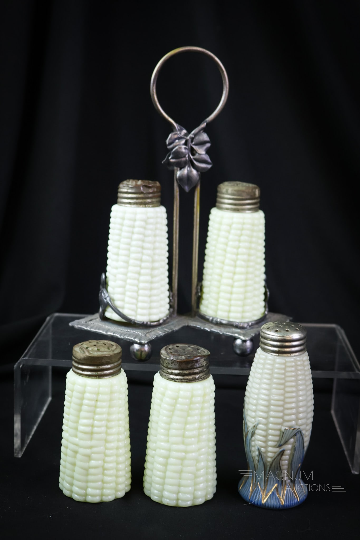 5 pc Lot Victorian Glass Corn Shakers: Five finds in corn related Victorian glass salt shakers. This lot includes a pair of custard glass shakers in a signed Hartford silverplate frame. A pair of custard shakers alone. Lastly, there is a L