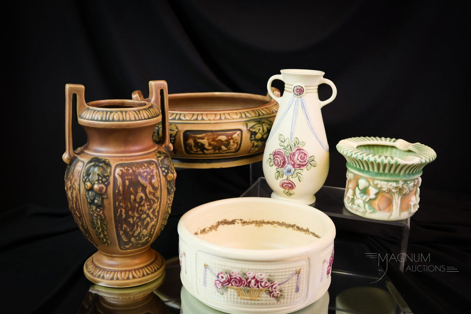 5 pc Lot Weller & Roseville Art Pottery Corinthian Donatello Creamware: A select offering of five pieces of pottery for the collectors. This lot includes two Roseville Corinthian pieces. There's also a Roseville Donatello vase. Finally, there are two Weller creamware vase