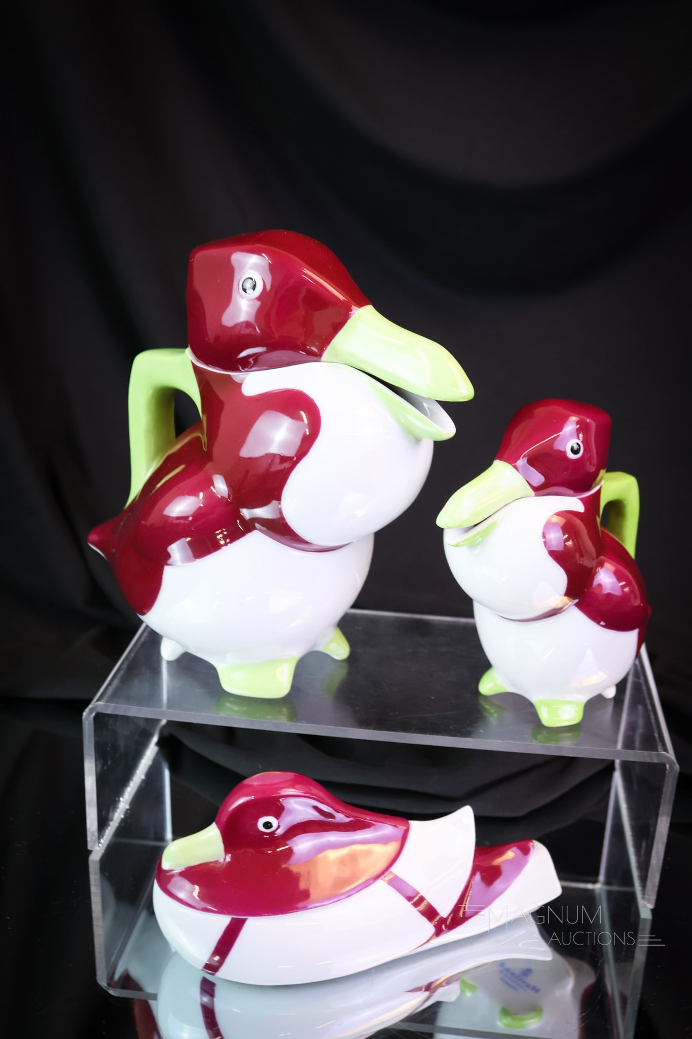 3 pc Art Deco Duck Themed Haviland Limoges French Porcelain Tea Set: A fine Haviland Limoges French Art Deco tea set. This set combines the teapot, creamer, and sugar. Each piece is in the form of a duck. The tallest measures 7". SHIPPING NOTICE: If you choose not to u