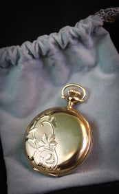 Antique Ladies Omega Hunter Case14K Gold 17 Jewel Engraved Pocket Watch 0.945