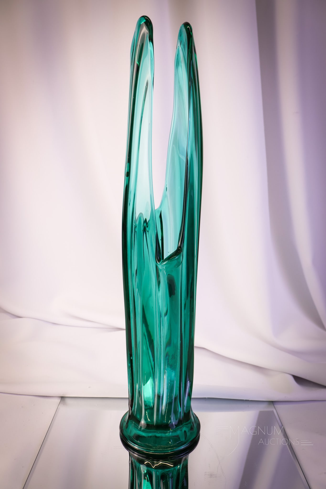 Rare MCM LE Smith 18" Dragon's Tooth Swung Vase: What a scary thought. Who associates a dragon's tooth with a Swinger? Well here you go. This is an L.E. Smith teal mid-century modern swung vase with a Dragon's Tooth top rim. This vase measures 18