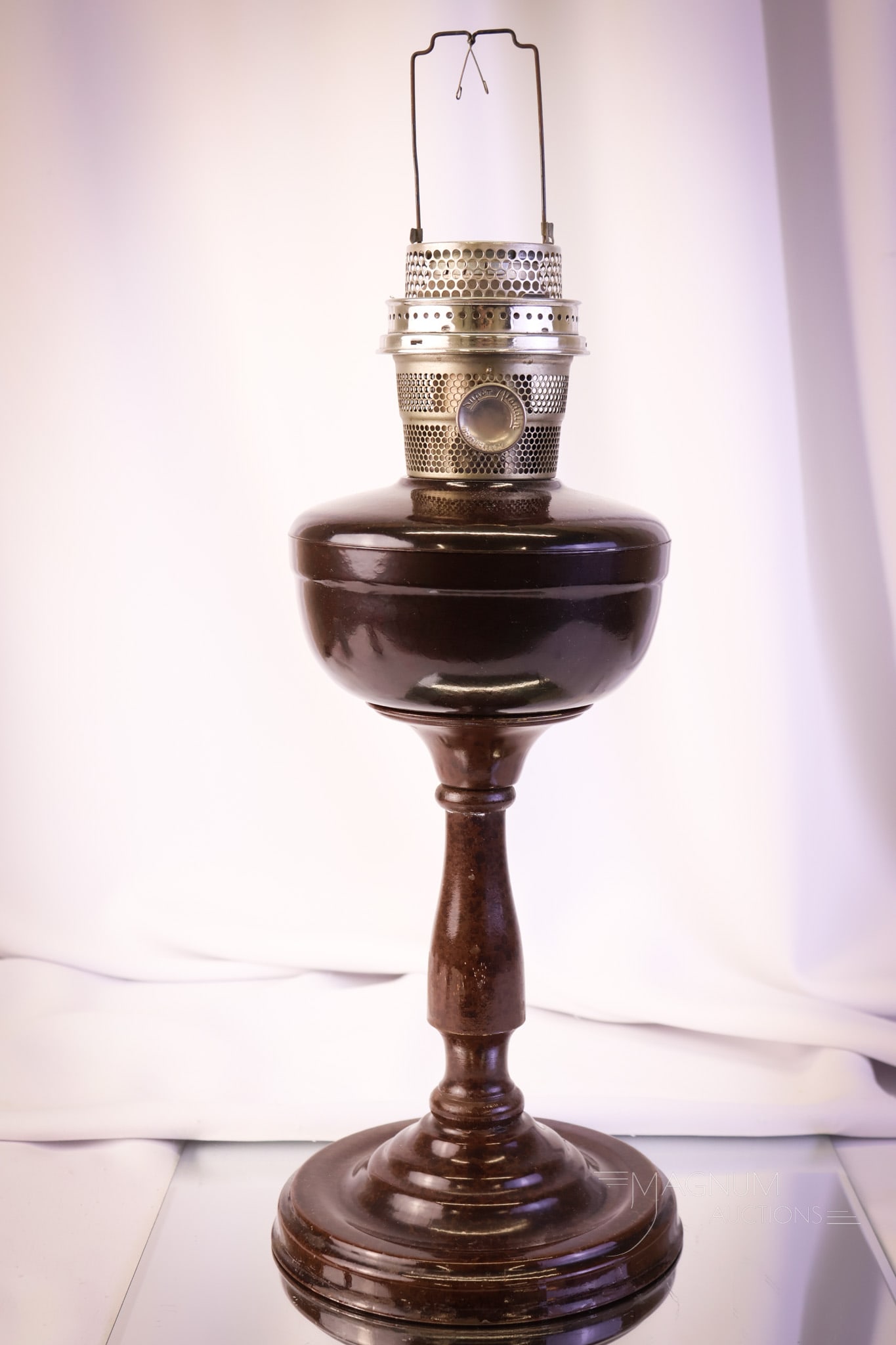 Aladdin Model 1609 Short Bakelite Oil Lamp (1 of 7)