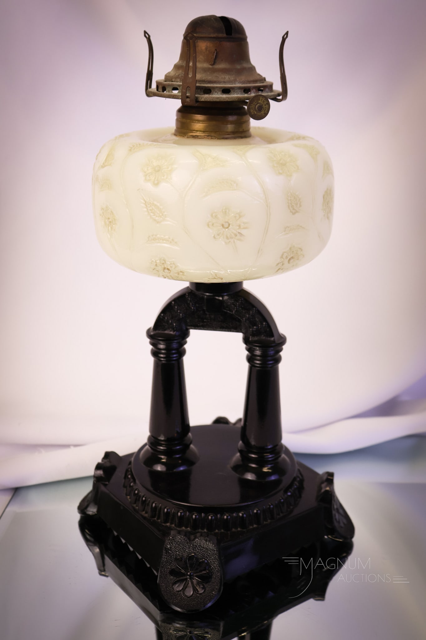 Museum Rarity Findlay Onyx Victorian Glass Black Double Post Stand Oil Lamp (1 of 8)