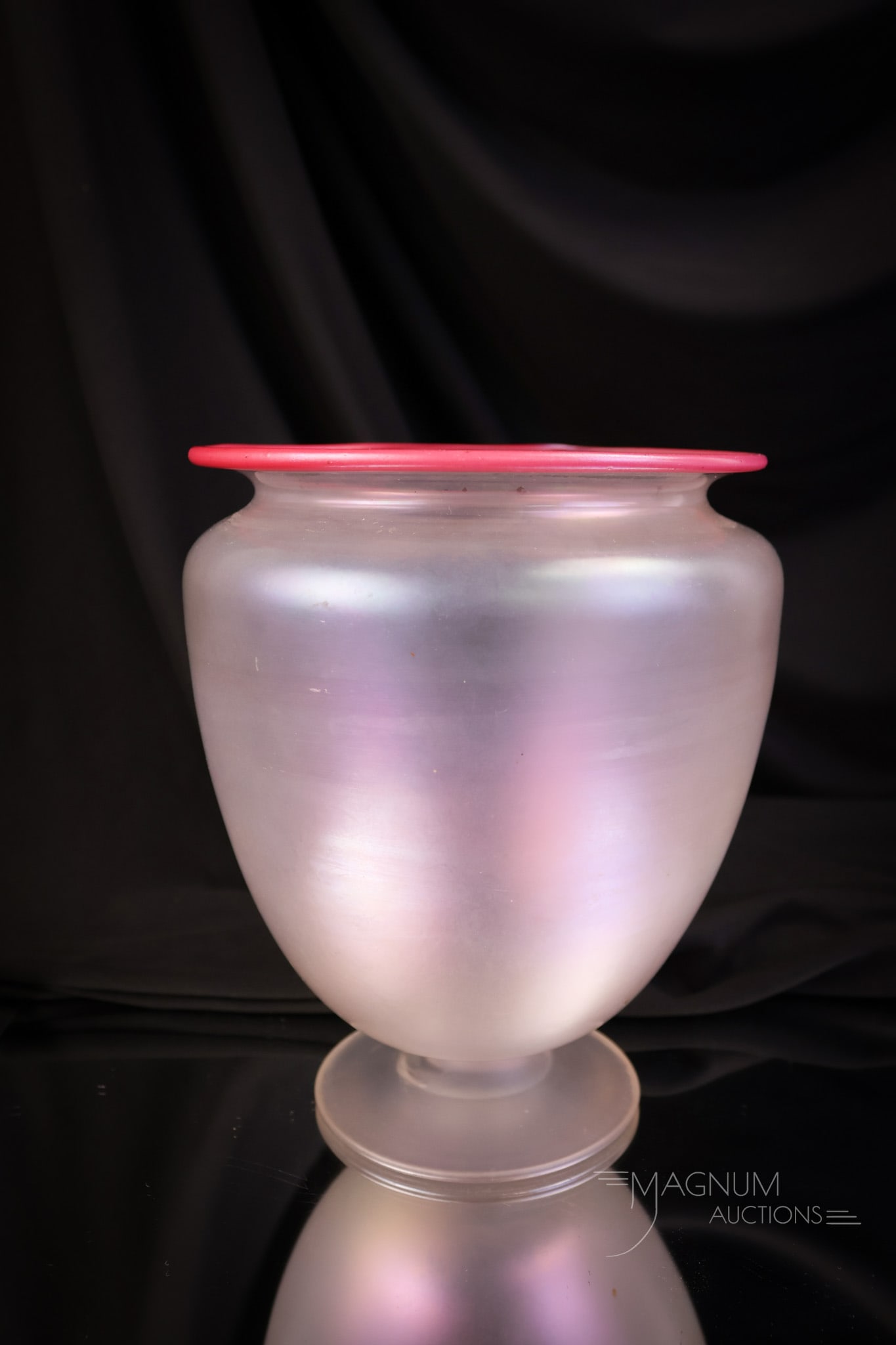 Steuben Verre De Soie Art Glass Vase w/ Rose Rim: A nice find in a beautiful piece of Steuben Verre De Soie. This piece has a rose-colored rim. The vase measures 6 1/2" tall and 5 1/2" wide. SHIPPING NOTICE: If you choose not to utilize the LiveAucti