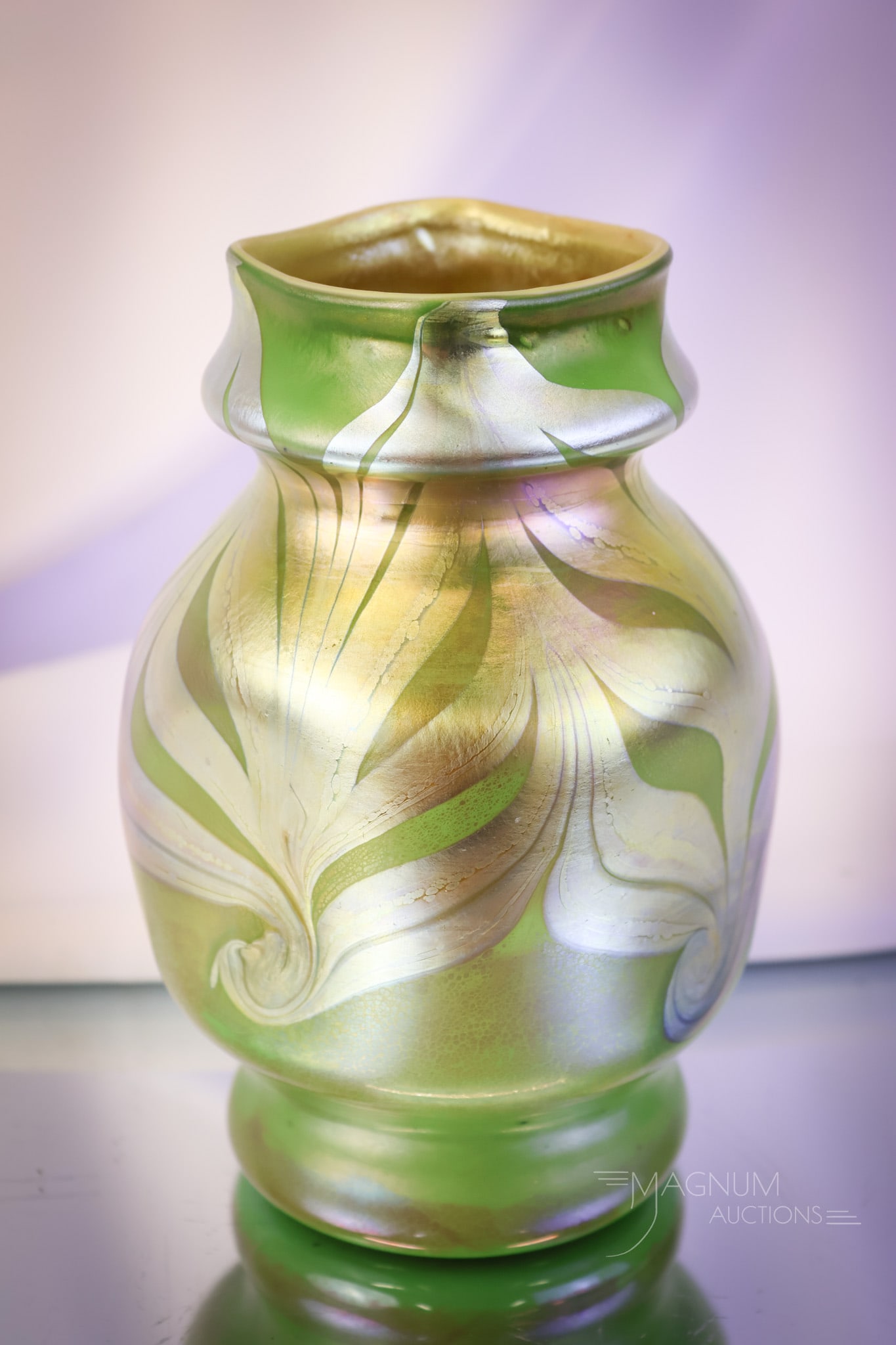 Trevaise Green Iridescent Hooked Feather & Gold Art Glass Vase (1 of 6)