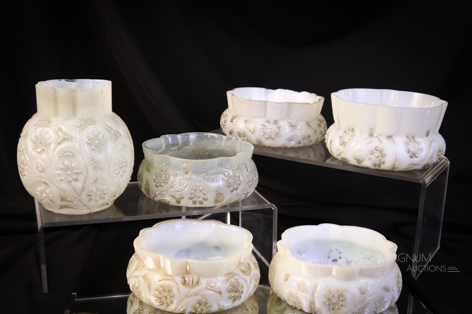 6 pc Lot Victorian Findlay Onyx Glass Bowls & More: Six wonderful finds in Victorian Findlay Onyx pattern glass. This lot includes four berry bowls, a finger bowl, and a spooner. Each is in platinum decoration. The tallest measures 4 1/4" tall. Two ber