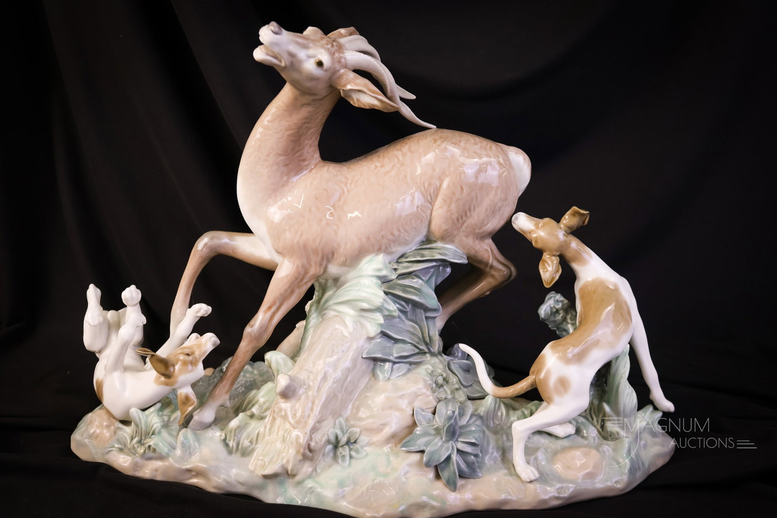 Lladro "Fierce Pursuit" Porcelain Derr & Dogs Figurine (1 of 10)
