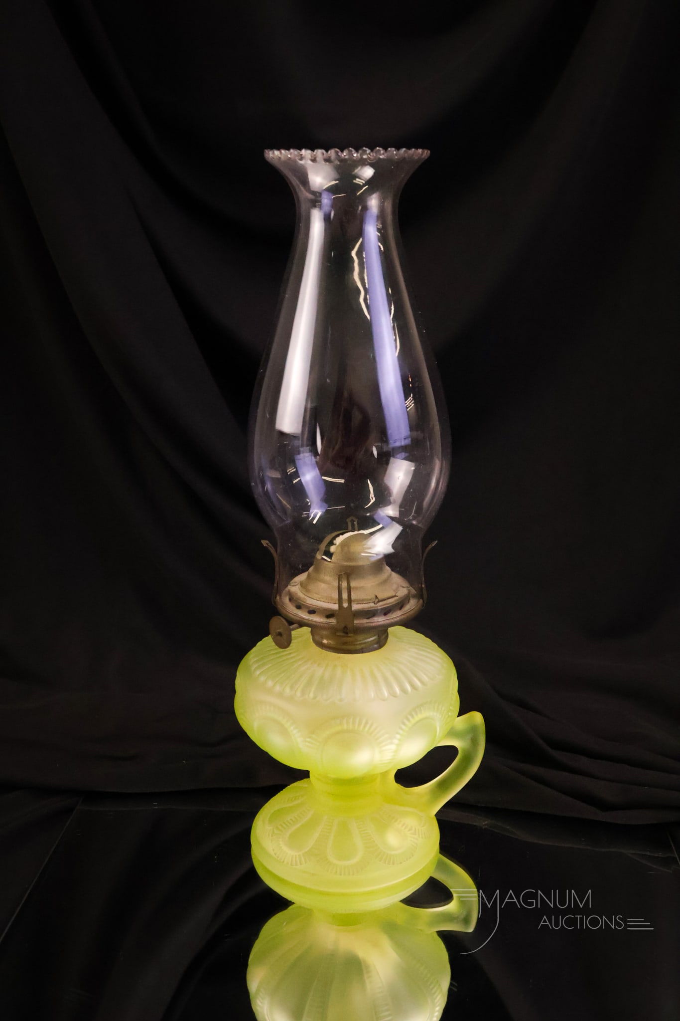 Imperial Vaseline Satin Zipper Loop Finger Oil Lamp Uranium (1 of 7)